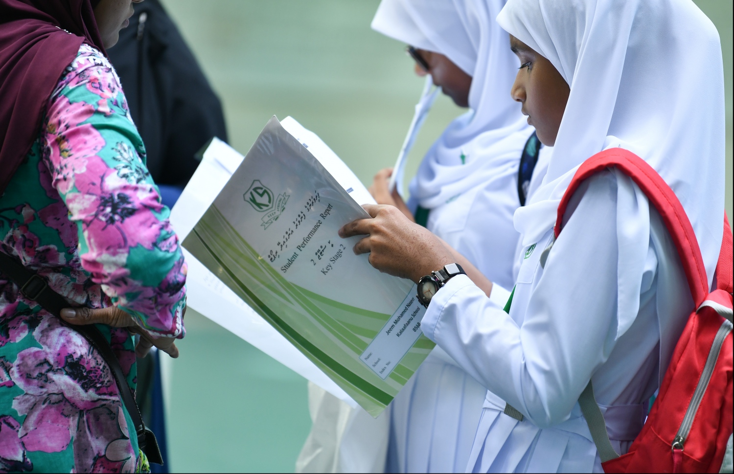 މާލެ: ނޮވެމްބަރު 21، 2019: ދިރާސީ އަހަރުގެ ކިޔެވުން ނިންމައި ދަރިވަރުންނަށް ރިޕޯޓުފޮތް ދިނުން.-- ފޮޓޯ: ހުސެން ވަހީދު /މިހާރު