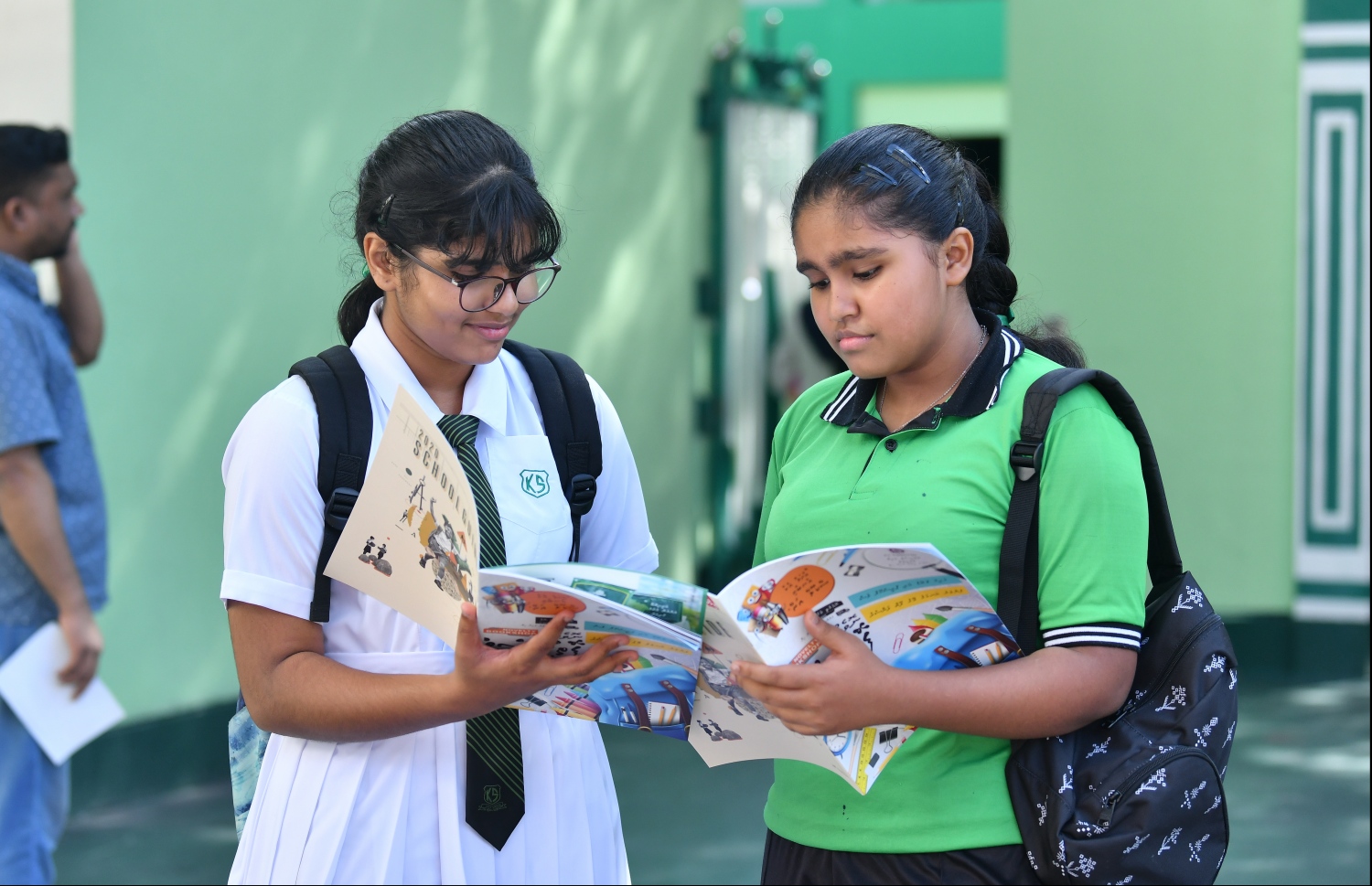 މާލެ: ނޮވެމްބަރު 21، 2019: ދިރާސީ އަހަރުގެ ކިޔެވުން ނިންމައި ދަރިވަރުންނަށް ރިޕޯޓުފޮތް ދިނުން.-- ފޮޓޯ: ހުސެން ވަހީދު /މިހާރު