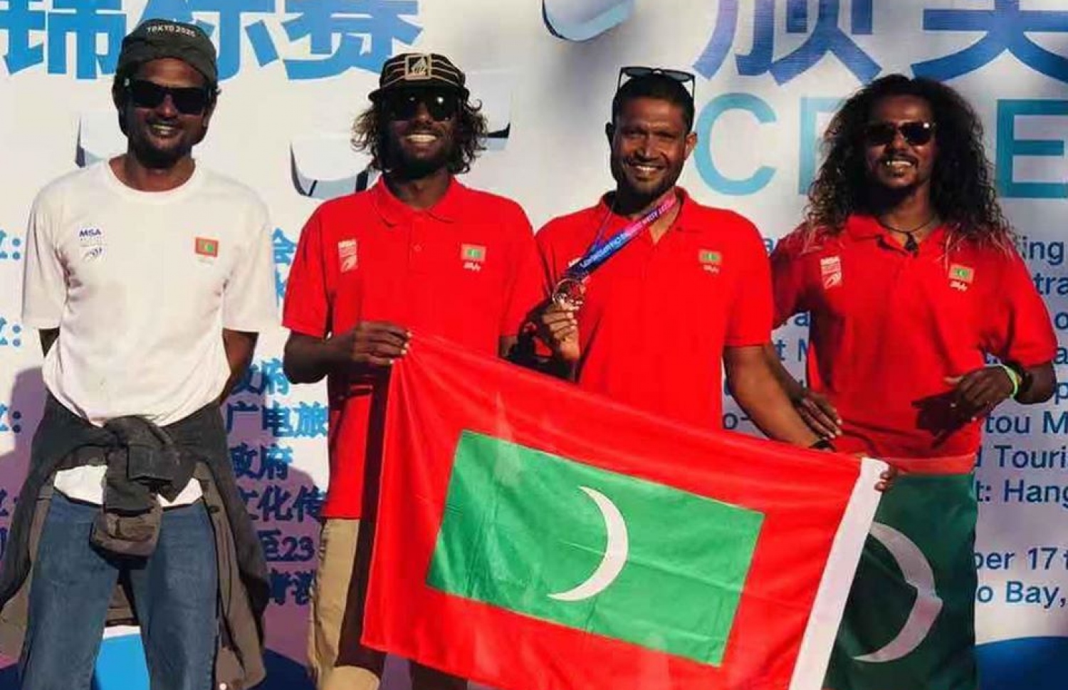 2019 ވަނަ އަހަރު ބޭއްވި އޭޝިއަން ސާފިން ޗެމްޕިއަންޝިޕުގައި ވާދަކުރި ގައުމީ ޓީމުގައި ސްމައިލީ (ކ) -- ފޮޓޯ: އެމްއެސްއޭ