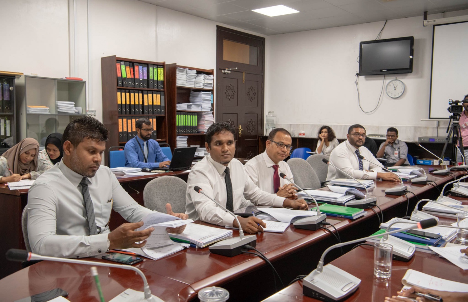 ސަލާމަތީ ޚިދުމަތްތަކާ ބެހޭ ކޮމިޓީގެ ބައްދަލުވުމެއްގައި މެމްބަރުން ބައިވެރިވެވަޑައިގަންނަވަނީ. --ފޮޓޯ/މަޖިލިސް