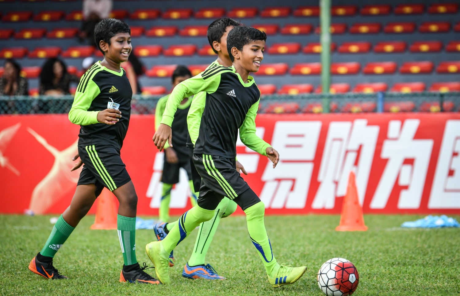 ފުޓްބޯލް އެސޯސިއޭޝަން (އެފްއޭއެމް)ގެ ހިންގާ ކޮމިޓީގެ އަހަރީ ދުވަހާ ގުޅިގެން ގަލޮޅު ދަނޑުގައި ބޭއްވި ކިޑްސް ފުޓްބޯލް ފެސްޓިވަލްގެ ތެރެއިން: 600 ކުދިން ބައިވެރިވި މި ފެސްޓިވަލްގެ ހާއްސަ މެހެމާނެއްގެ ގޮތުން އައިވަރީ ކޯސްޓުގެ މިޑްފީލްޑަރު ޔާޔާ ޓޫރޭ ވަނީ ބައިވެރިވެފައި--. ފޮޓޯ:ނިޝާން އަލީ/މިހާރު