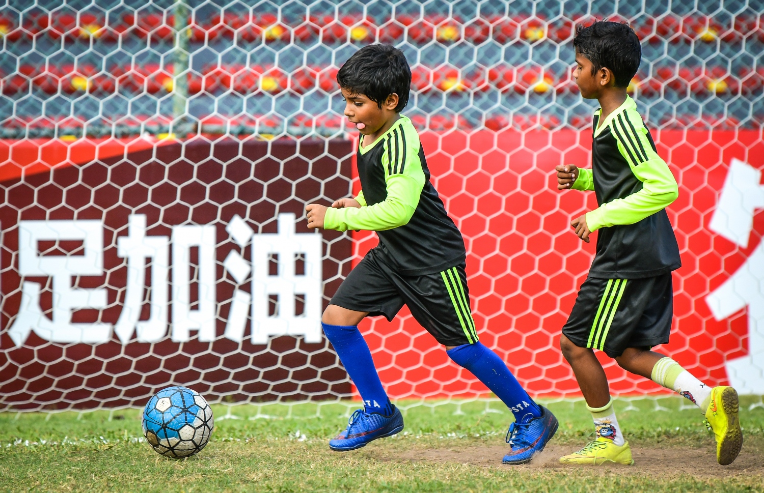 ފުޓްބޯލް އެސޯސިއޭޝަން (އެފްއޭއެމް)ގެ ހިންގާ ކޮމިޓީގެ އަހަރީ ދުވަހާ ގުޅިގެން ގަލޮޅު ދަނޑުގައި ބޭއްވި ކިޑްސް ފުޓްބޯލް ފެސްޓިވަލްގެ ތެރެއިން: 600 ކުދިން ބައިވެރިވި މި ފެސްޓިވަލްގެ ހާއްސަ މެހެމާނެއްގެ ގޮތުން އައިވަރީ ކޯސްޓުގެ މިޑްފީލްޑަރު ޔާޔާ ޓޫރޭ ވަނީ ބައިވެރިވެފައި--. ފޮޓޯ:ނިޝާން އަލީ/މިހާރު