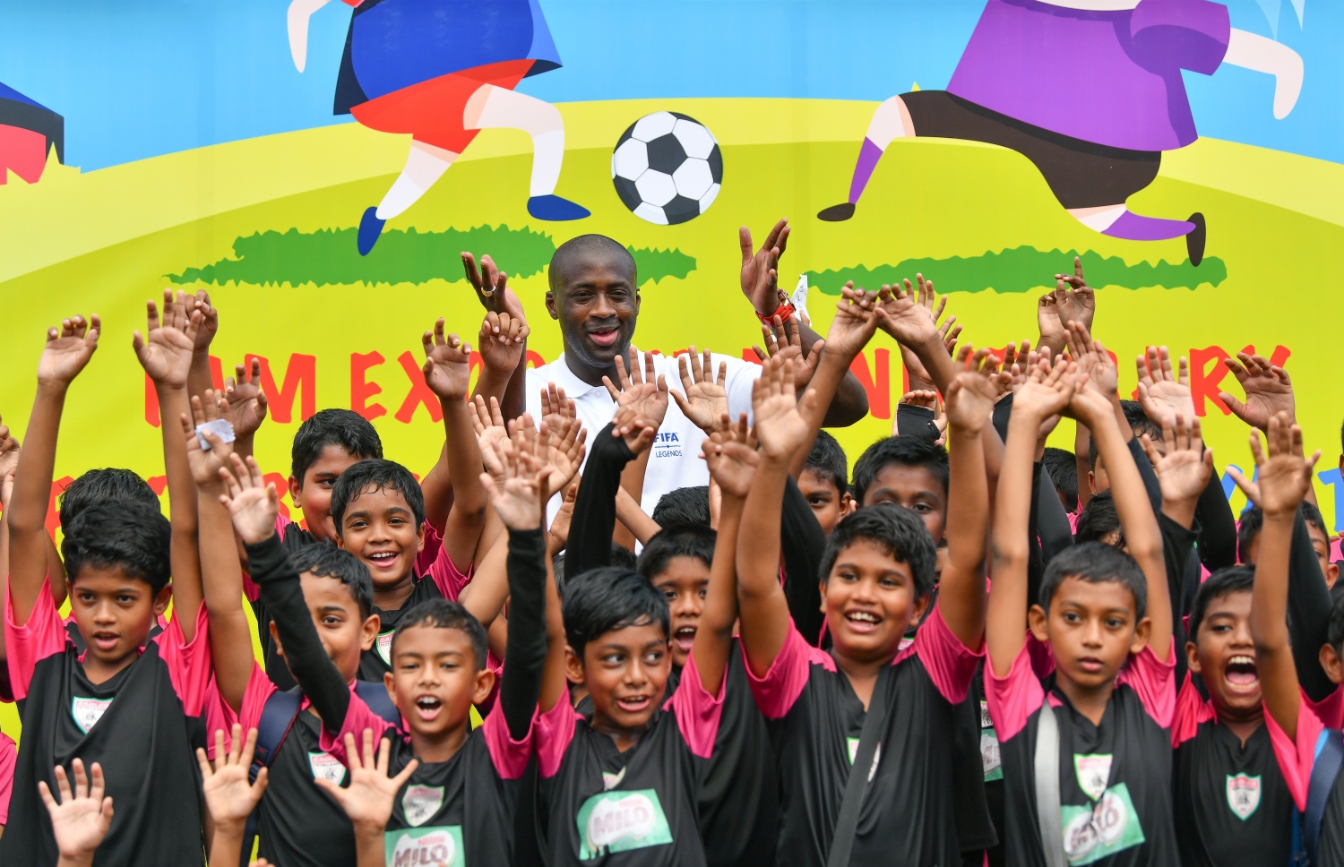 ފުޓްބޯލް އެސޯސިއޭޝަން (އެފްއޭއެމް)ގެ ހިންގާ ކޮމިޓީގެ އަހަރީ ދުވަހާ ގުޅިގެން ގަލޮޅު ދަނޑުގައި ބޭއްވި ކިޑްސް ފުޓްބޯލް ފެސްޓިވަލްގެ ތެރެއިން: 600 ކުދިން ބައިވެރިވި މި ފެސްޓިވަލްގެ ހާއްސަ މެހެމާނެއްގެ ގޮތުން އައިވަރީ ކޯސްޓުގެ މިޑްފީލްޑަރު ޔާޔާ ޓޫރޭ ވަނީ ބައިވެރިވެފައި--. ފޮޓޯ:ނިޝާން އަލީ/މިހާރު