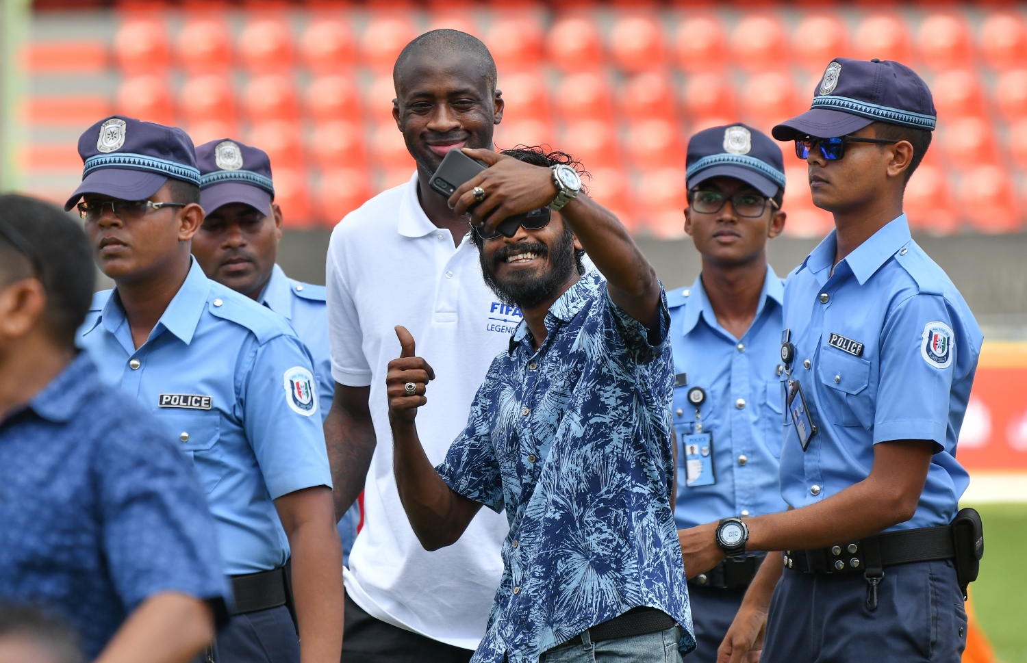 ފުޓްބޯލް އެސޯސިއޭޝަން (އެފްއޭއެމް)ގެ ހިންގާ ކޮމިޓީގެ އަހަރީ ދުވަހާ ގުޅިގެން ގަލޮޅު ދަނޑުގައި ބޭއްވި ކިޑްސް ފުޓްބޯލް ފެސްޓިވަލްގެ ތެރެއިން: 600 ކުދިން ބައިވެރިވި މި ފެސްޓިވަލްގެ ހާއްސަ މެހެމާނެއްގެ ގޮތުން އައިވަރީ ކޯސްޓުގެ މިޑްފީލްޑަރު ޔާޔާ ޓޫރޭ ވަނީ ބައިވެރިވެފައި--. ފޮޓޯ:ނިޝާން އަލީ/މިހާރު