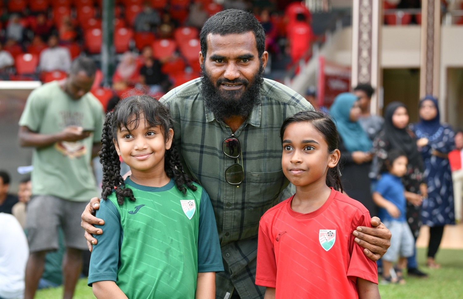 ފުޓްބޯލް އެސޯސިއޭޝަން (އެފްއޭއެމް)ގެ ހިންގާ ކޮމިޓީގެ އަހަރީ ދުވަހާ ގުޅިގެން ގަލޮޅު ދަނޑުގައި ބޭއްވި ކިޑްސް ފުޓްބޯލް ފެސްޓިވަލްގެ ތެރެއިން: 600 ކުދިން ބައިވެރިވި މި ފެސްޓިވަލްގެ ހާއްސަ މެހެމާނެއްގެ ގޮތުން އައިވަރީ ކޯސްޓުގެ މިޑްފީލްޑަރު ޔާޔާ ޓޫރޭ ވަނީ ބައިވެރިވެފައި--. ފޮޓޯ:ނިޝާން އަލީ/މިހާރު