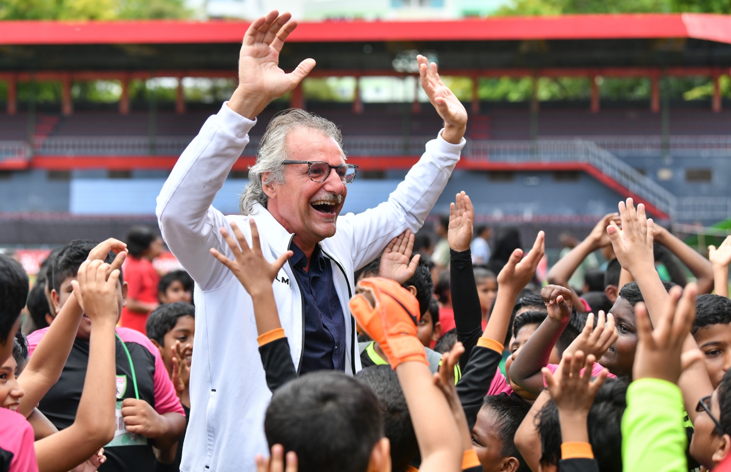 ފުޓްބޯލް އެސޯސިއޭޝަން (އެފްއޭއެމް)ގެ ހިންގާ ކޮމިޓީގެ އަހަރީ ދުވަހާ ގުޅިގެން ގަލޮޅު ދަނޑުގައި ބޭއްވި ކިޑްސް ފުޓްބޯލް ފެސްޓިވަލްގެ ތެރެއިން: 600 ކުދިން ބައިވެރިވި މި ފެސްޓިވަލްގެ ހާއްސަ މެހެމާނެއްގެ ގޮތުން އައިވަރީ ކޯސްޓުގެ މިޑްފީލްޑަރު ޔާޔާ ޓޫރޭ ވަނީ ބައިވެރިވެފައި--. ފޮޓޯ:ނިޝާން އަލީ/މިހާރު