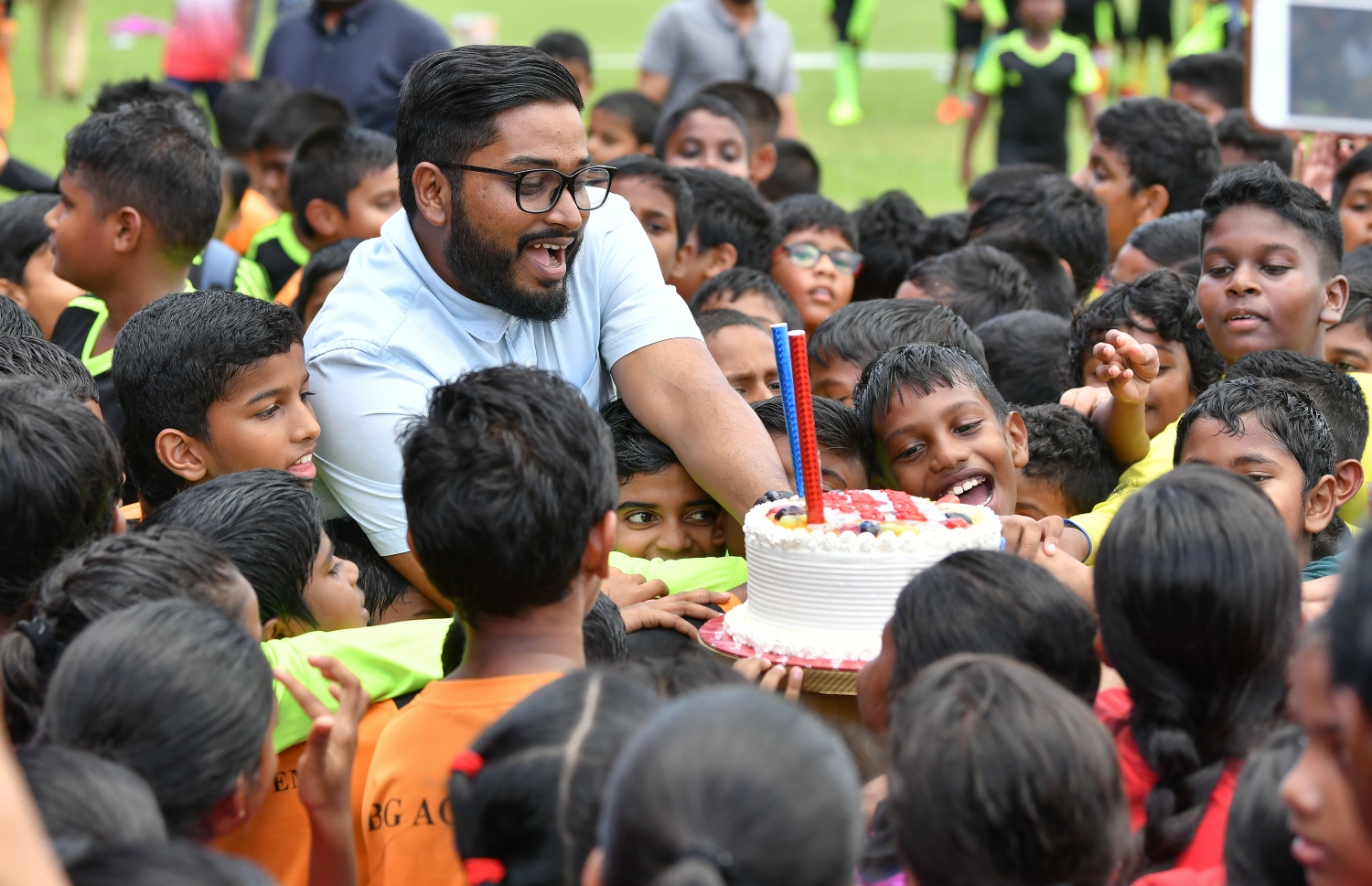 ފުޓްބޯލް އެސޯސިއޭޝަން (އެފްއޭއެމް)ގެ ހިންގާ ކޮމިޓީގެ އަހަރީ ދުވަހާ ގުޅިގެން ގަލޮޅު ދަނޑުގައި ބޭއްވި ކިޑްސް ފުޓްބޯލް ފެސްޓިވަލްގެ ތެރެއިން: 600 ކުދިން ބައިވެރިވި މި ފެސްޓިވަލްގެ ހާއްސަ މެހެމާނެއްގެ ގޮތުން އައިވަރީ ކޯސްޓުގެ މިޑްފީލްޑަރު ޔާޔާ ޓޫރޭ ވަނީ ބައިވެރިވެފައި--. ފޮޓޯ:ނިޝާން އަލީ/މިހާރު