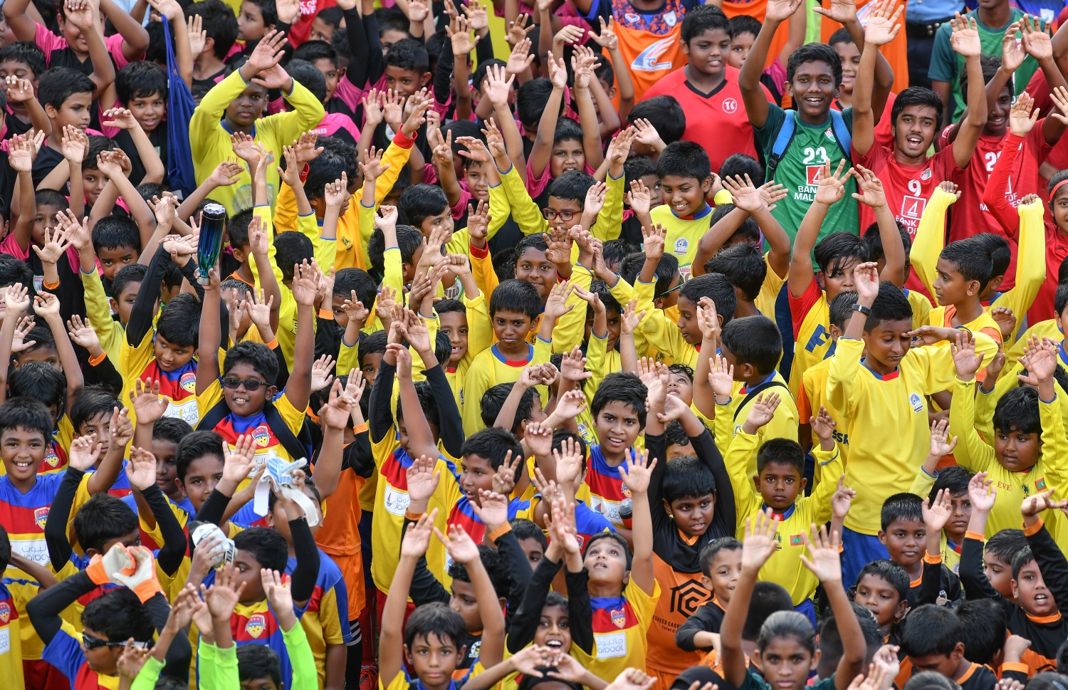 ފުޓްބޯލް އެސޯސިއޭޝަން (އެފްއޭއެމް)ގެ ހިންގާ ކޮމިޓީގެ އަހަރީ ދުވަހާ ގުޅިގެން ގަލޮޅު ދަނޑުގައި ބޭއްވި ކިޑްސް ފުޓްބޯލް ފެސްޓިވަލްގެ ތެރެއިން: 600 ކުދިން ބައިވެރިވި މި ފެސްޓިވަލްގެ ހާއްސަ މެހެމާނެއްގެ ގޮތުން އައިވަރީ ކޯސްޓުގެ މިޑްފީލްޑަރު ޔާޔާ ޓޫރޭ ވަނީ ބައިވެރިވެފައި--. ފޮޓޯ:ނިޝާން އަލީ/މިހާރު