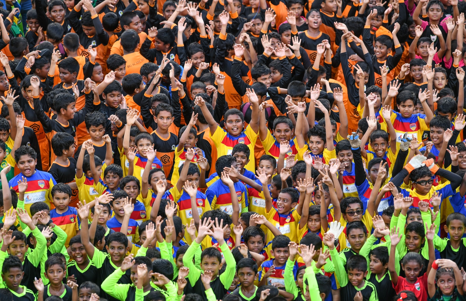 ފުޓްބޯލް އެސޯސިއޭޝަން (އެފްއޭއެމް)ގެ ހިންގާ ކޮމިޓީގެ އަހަރީ ދުވަހާ ގުޅިގެން ގަލޮޅު ދަނޑުގައި ބޭއްވި ކިޑްސް ފުޓްބޯލް ފެސްޓިވަލްގެ ތެރެއިން: 600 ކުދިން ބައިވެރިވި މި ފެސްޓިވަލްގެ ހާއްސަ މެހެމާނެއްގެ ގޮތުން އައިވަރީ ކޯސްޓުގެ މިޑްފީލްޑަރު ޔާޔާ ޓޫރޭ ވަނީ ބައިވެރިވެފައި--. ފޮޓޯ:ނިޝާން އަލީ/މިހާރު