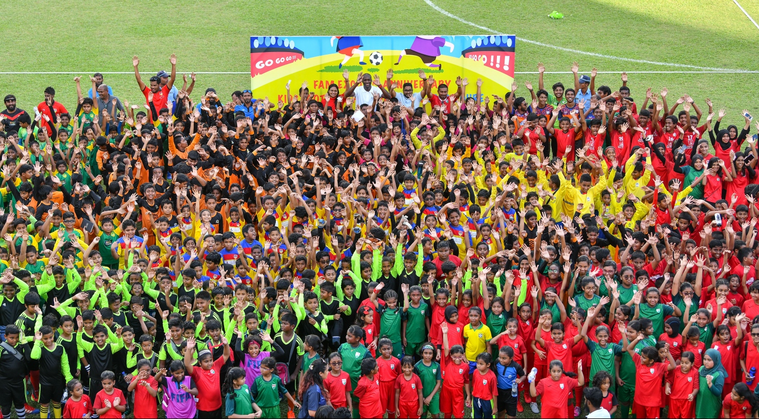 ފުޓްބޯލް އެސޯސިއޭޝަން (އެފްއޭއެމް)ގެ ހިންގާ ކޮމިޓީގެ އަހަރީ ދުވަހާ ގުޅިގެން ގަލޮޅު ދަނޑުގައި ބޭއްވި ކިޑްސް ފުޓްބޯލް ފެސްޓިވަލްގެ ތެރެއިން: 600 ކުދިން ބައިވެރިވި މި ފެސްޓިވަލްގެ ހާއްސަ މެހެމާނެއްގެ ގޮތުން އައިވަރީ ކޯސްޓުގެ މިޑްފީލްޑަރު ޔާޔާ ޓޫރޭ ވަނީ ބައިވެރިވެފައި--. ފޮޓޯ:ނިޝާން އަލީ/މިހާރު