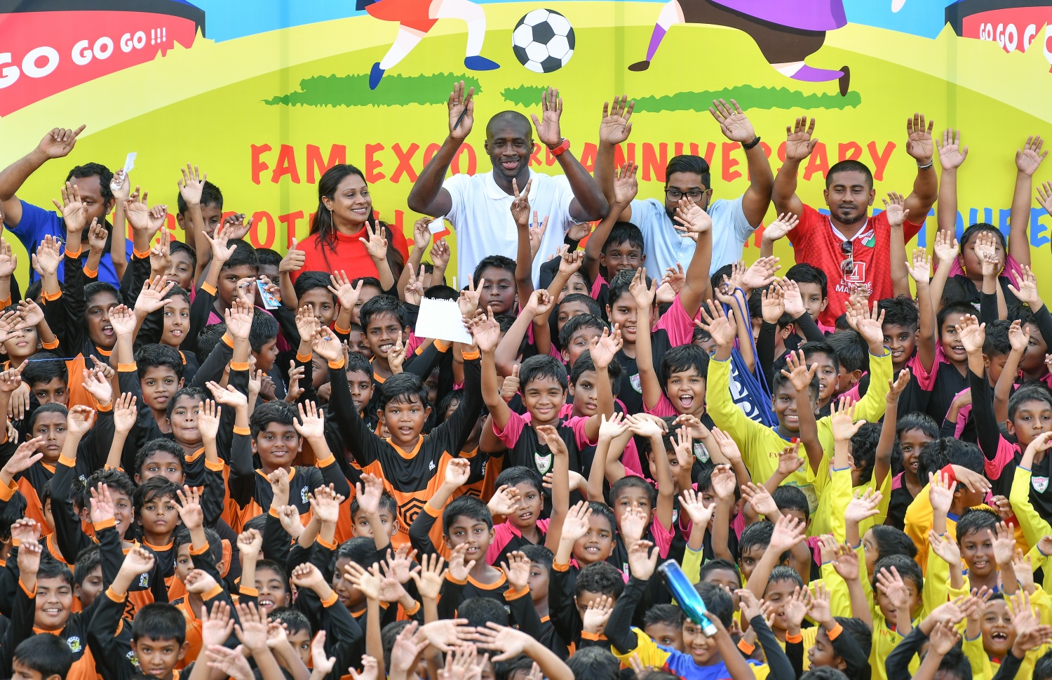 ފުޓްބޯލް އެސޯސިއޭޝަން (އެފްއޭއެމް)ގެ ހިންގާ ކޮމިޓީގެ އަހަރީ ދުވަހާ ގުޅިގެން ގަލޮޅު ދަނޑުގައި ބޭއްވި ކިޑްސް ފުޓްބޯލް ފެސްޓިވަލްގެ ތެރެއިން: 600 ކުދިން ބައިވެރިވި މި ފެސްޓިވަލްގެ ހާއްސަ މެހެމާނެއްގެ ގޮތުން އައިވަރީ ކޯސްޓުގެ މިޑްފީލްޑަރު ޔާޔާ ޓޫރޭ ވަނީ ބައިވެރިވެފައި--. ފޮޓޯ:ނިޝާން އަލީ/މިހާރު