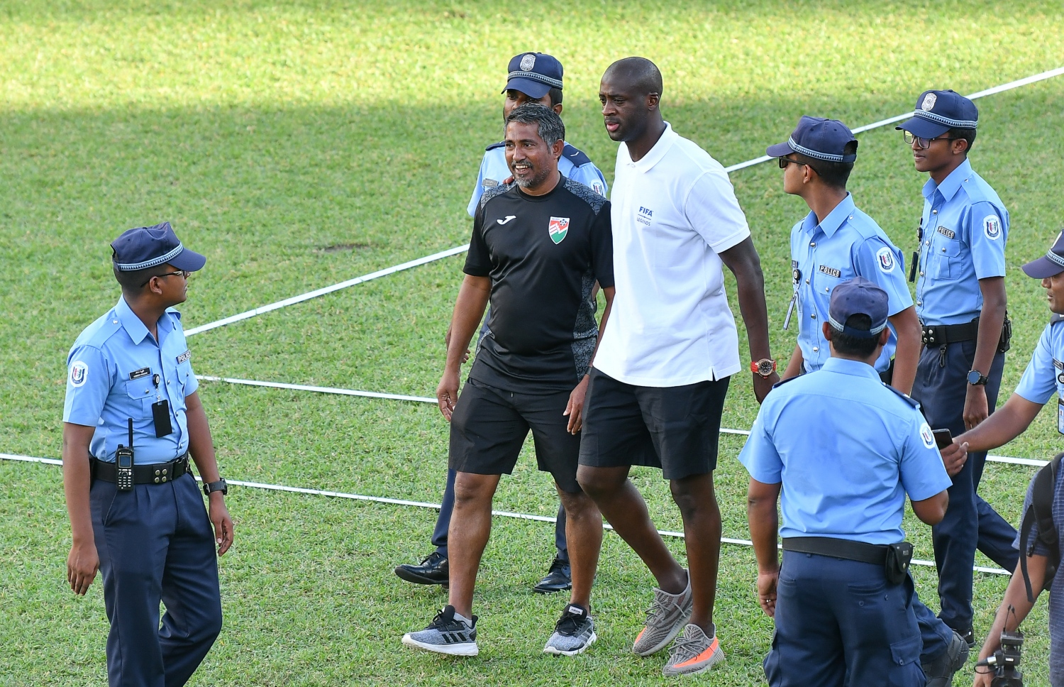 ފުޓްބޯލް އެސޯސިއޭޝަން (އެފްއޭއެމް)ގެ ހިންގާ ކޮމިޓީގެ އަހަރީ ދުވަހާ ގުޅިގެން ގަލޮޅު ދަނޑުގައި ބޭއްވި ކިޑްސް ފުޓްބޯލް ފެސްޓިވަލްގެ ތެރެއިން: 600 ކުދިން ބައިވެރިވި މި ފެސްޓިވަލްގެ ހާއްސަ މެހެމާނެއްގެ ގޮތުން އައިވަރީ ކޯސްޓުގެ މިޑްފީލްޑަރު ޔާޔާ ޓޫރޭ ވަނީ ބައިވެރިވެފައި--. ފޮޓޯ:ނިޝާން އަލީ/މިހާރު