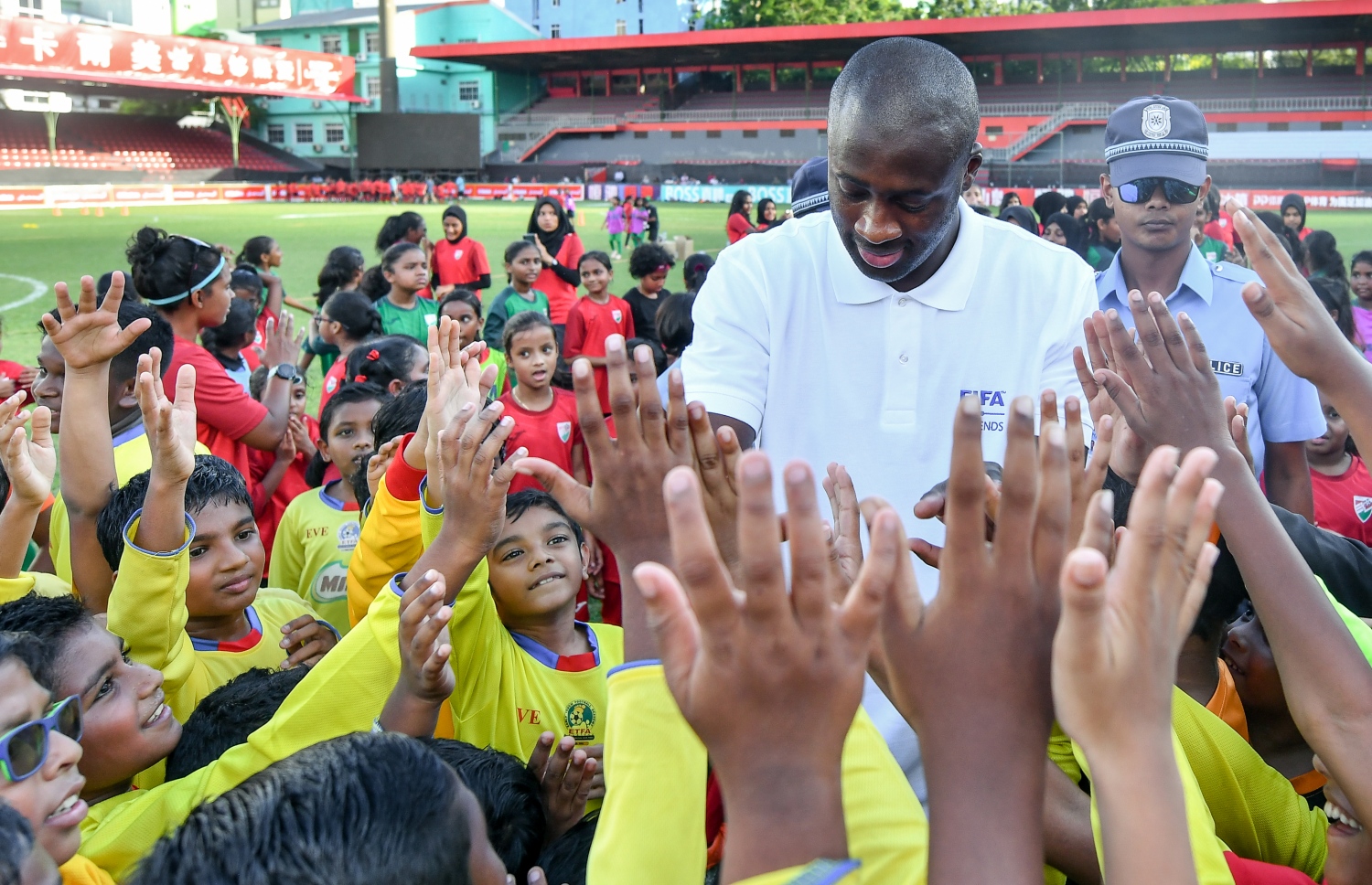 ފުޓްބޯލް އެސޯސިއޭޝަން (އެފްއޭއެމް)ގެ ހިންގާ ކޮމިޓީގެ އަހަރީ ދުވަހާ ގުޅިގެން ގަލޮޅު ދަނޑުގައި ބޭއްވި ކިޑްސް ފުޓްބޯލް ފެސްޓިވަލްގެ ތެރެއިން: 600 ކުދިން ބައިވެރިވި މި ފެސްޓިވަލްގެ ހާއްސަ މެހެމާނެއްގެ ގޮތުން އައިވަރީ ކޯސްޓުގެ މިޑްފީލްޑަރު ޔާޔާ ޓޫރޭ ވަނީ ބައިވެރިވެފައި--. ފޮޓޯ:ނިޝާން އަލީ/މިހާރު