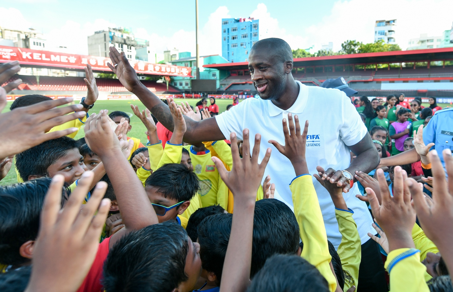 ފުޓްބޯލް އެސޯސިއޭޝަން (އެފްއޭއެމް)ގެ ހިންގާ ކޮމިޓީގެ އަހަރީ ދުވަހާ ގުޅިގެން ގަލޮޅު ދަނޑުގައި ބޭއްވި ކިޑްސް ފުޓްބޯލް ފެސްޓިވަލްގެ ތެރެއިން: 600 ކުދިން ބައިވެރިވި މި ފެސްޓިވަލްގެ ހާއްސަ މެހެމާނެއްގެ ގޮތުން އައިވަރީ ކޯސްޓުގެ މިޑްފީލްޑަރު ޔާޔާ ޓޫރޭ ވަނީ ބައިވެރިވެފައި--. ފޮޓޯ:ނިޝާން އަލީ/މިހާރު