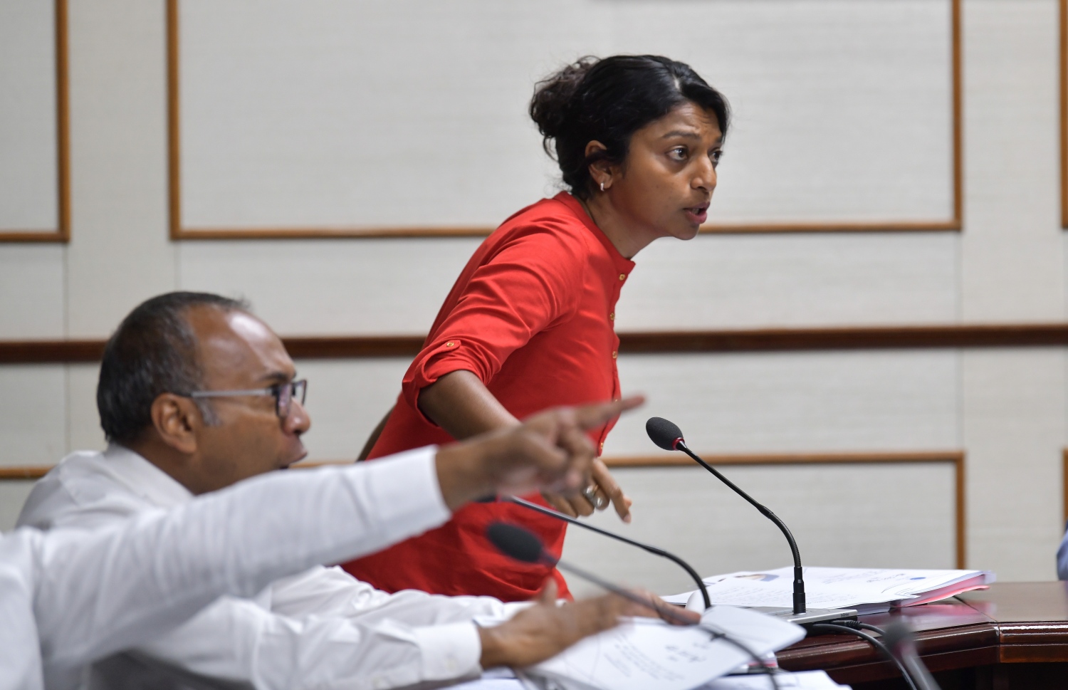 ސަލާމަތީ ހިދުމަތްތަކާ ބެހޭ ކޮމިޓީގައި މެންބަރު ހަސަން ލަތީފު، އަދި މަޖިލީހުގެ ނައިބު ރައީސް އީވާ އަބްދުﷲ. -- ފޮޓޯ: ނިޝާން އަލީ / މިހާރު