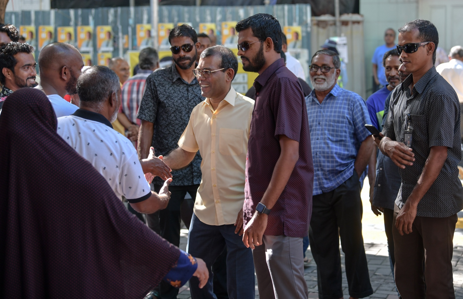 އެމްޑީޕީގެ ލީޑަޝިޕް އިންތިޚާބުގައި ވޯޓުލައްވަން ވަޑައިގެން އެ ޕާޓީގެ ރައީސް ނަޝީދު ބައެއް މީހުންނާ މިއަދު ސަލާމް ކުރައްވަނީ.---ފޮޓޯ: ނިޝާން އަލީ/މިހާރު