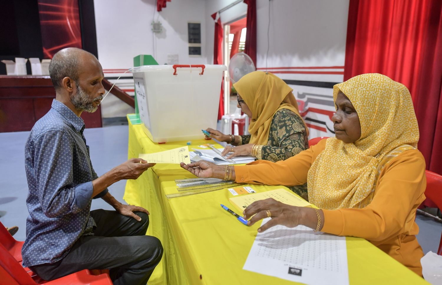 އެމްޑީޕީގެ ލީޑަޝިޕް އިންތިޚާބުގައި ވޯޓުލުމުގެ ކުރިން މީހެއްގެ މައުލޫމާތު އިދާރީ މޭޒުން ސާފުކުރަނީ.---ފޮޓޯ: ނިޝާން އަލީ/މިހާރު