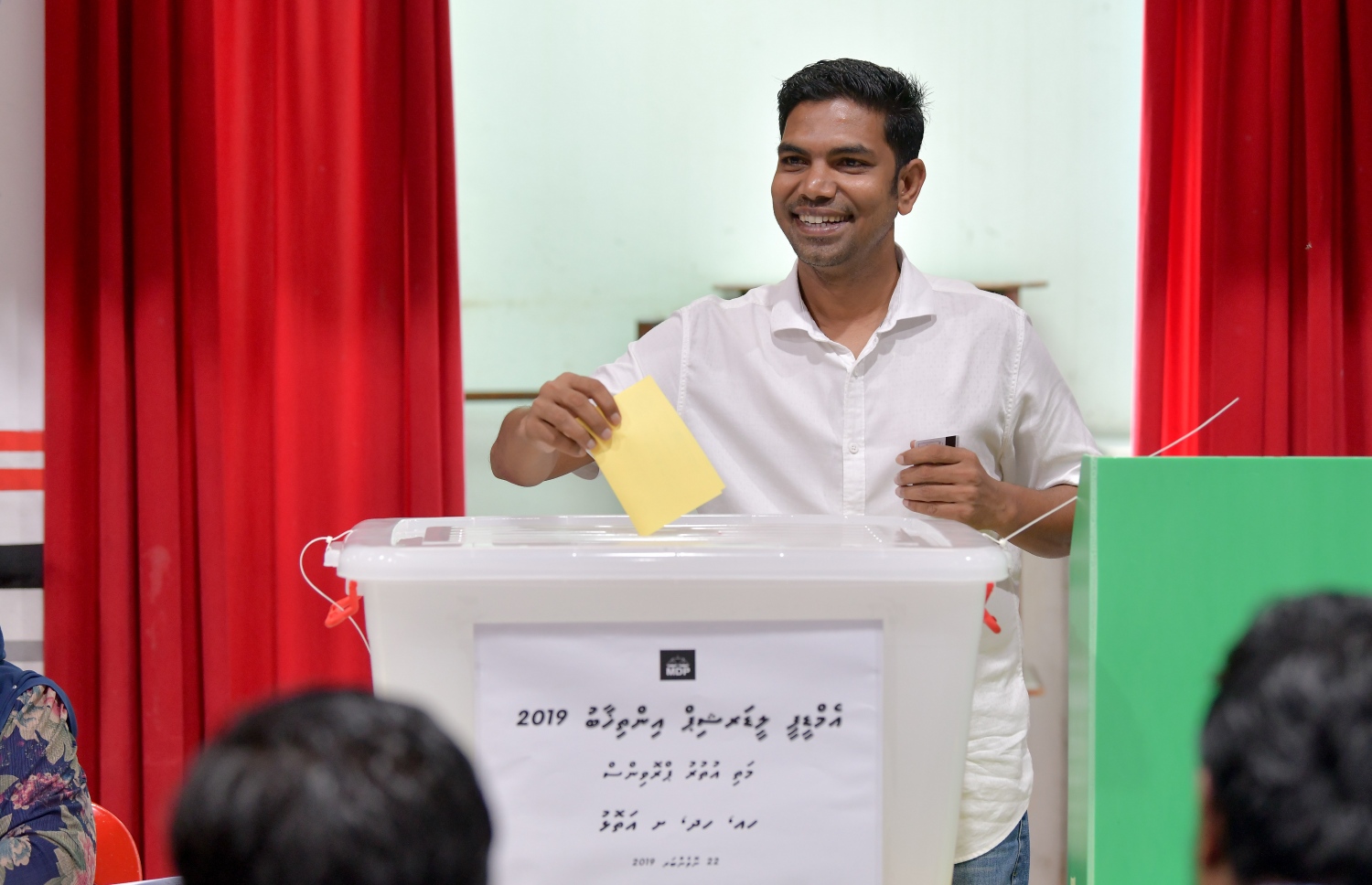 އެމްޑީޕީގެ ލީޑަޝިޕްގެ އިންތިޚާބުގައި ޝިފާޒް އިއްޔެ ވޯޓުލައްވަނީ.---ފޮޓޯ: ނިޝާން އަލީ/މިހާރު