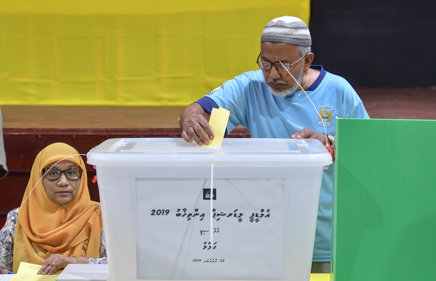 މިއަދު ބޭއްވި އެމްޑީޕީގެ ލީޑަޝިޕްގެ އިންތިޚާބުގައި މީހަކު ވޯޓުލަނީ.---ފޮޓޯ: ނިޝާން އަލީ/މިހާރު