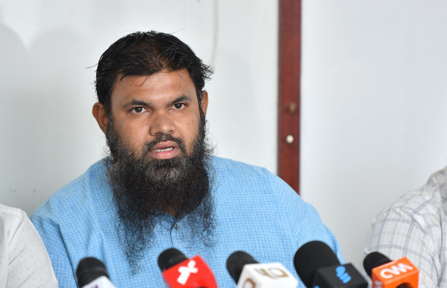 ސަލަފް ޖަމިއްޔާގެ ނައިބު ރައީސް ހަސަން މޫސާ ފިކްރީ ނޫސްވެރިންނާ މިއަދު ވާހަކަ ދައްކަވަނީ.--- ފޮޓޯ: ހުސައިން ވަހީދު/މިހާރު