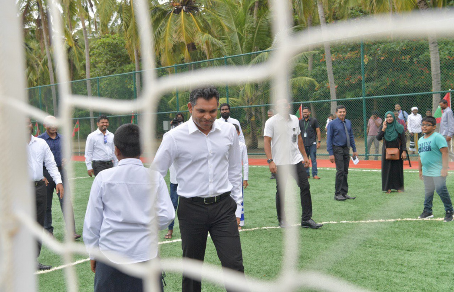 މޮޅަދޫ ފުޓްސަލް ދަނޑު ހުޅުއްވަިއ ދެއްވުން-- ފޮޓޯ: ރައީސް އޮފީސް