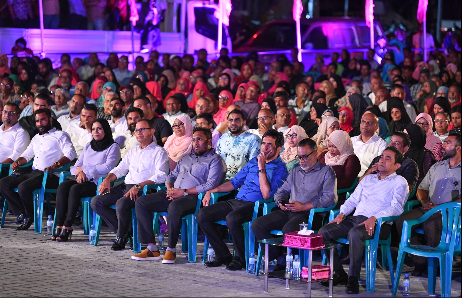 މާލެ: ނޮވެމްބަރު 22، 2019- އިދިކޮޅު ޕީޕީއެމް/ޕީއެންސީން ކާނިވާ ސަރަހައްދުގައި ބޭއްވި ޖަލްސާ އަށް ދިޔަ ބައެއް މީހުން: އެހެން ފަހަރުތަކަށް ވުރެ ގިނަ މީހުން މިރޭގެ ޖަލްސާ އަށް ދިޔަ.---ފޮޓޯ: ހުސައިން ވަހީދު/މިހާރު