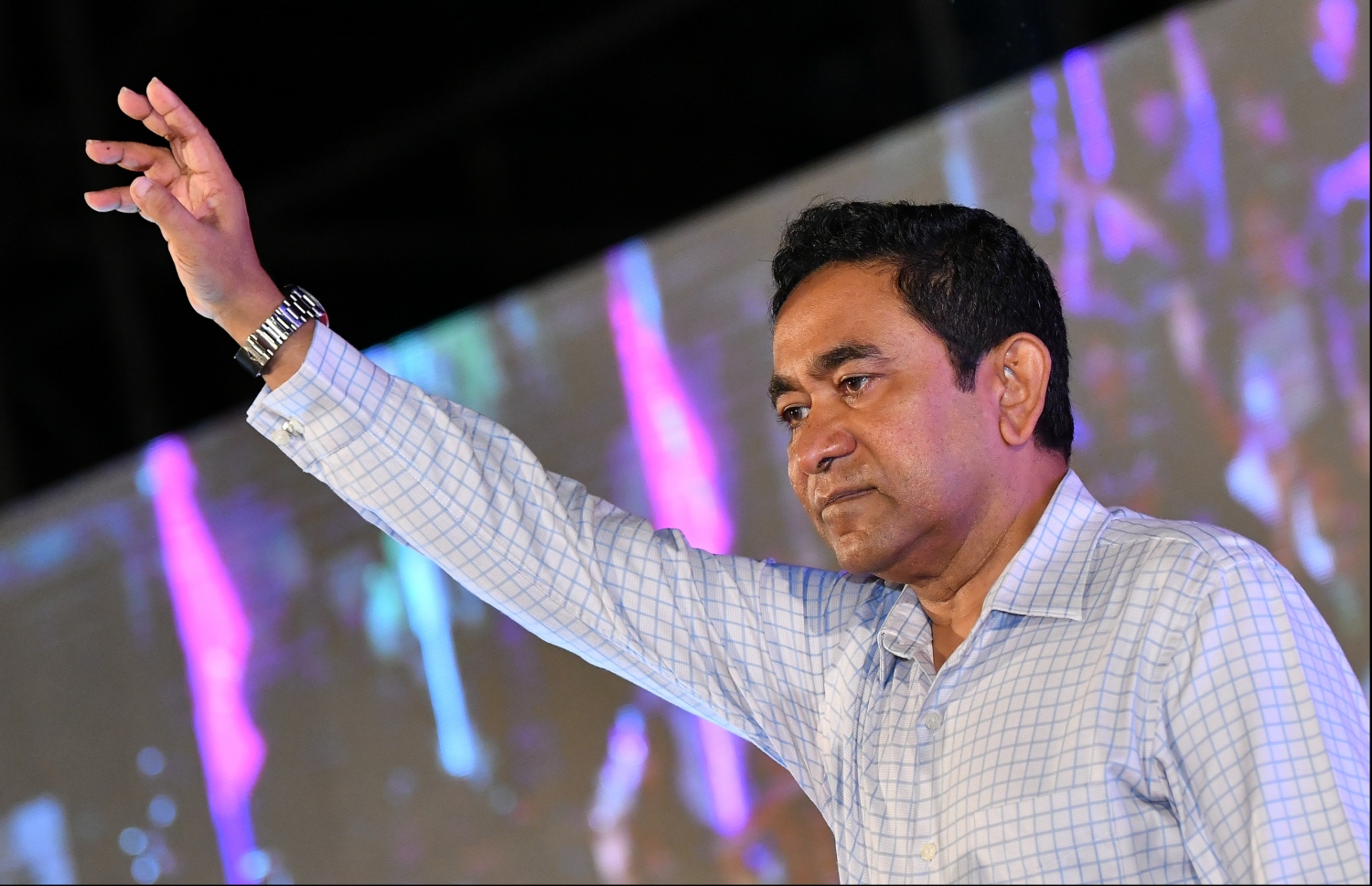 މާލެ: ނޮވެމްބަރު 22، 2019- އިދިކޮޅު ޕީޕީއެމް/ޕީއެންސީން ކާނިވާ ސަރަހައްދުގައި ބޭއްވި ޖަލްސާގައި ކުރީގެ ރައީސް އަދި ޕީޕީއެމްގެ ރައީސް އަބްދުﷲ ޔާމީން ސަޕޯޓަރުންނަށް އަތްޕުޅު ހިއްލާލައްވައި ސަލާމް ކުރައްވަނީ.---ފޮޓޯ: ހުސައިން ވަހީދު/މިހާރު