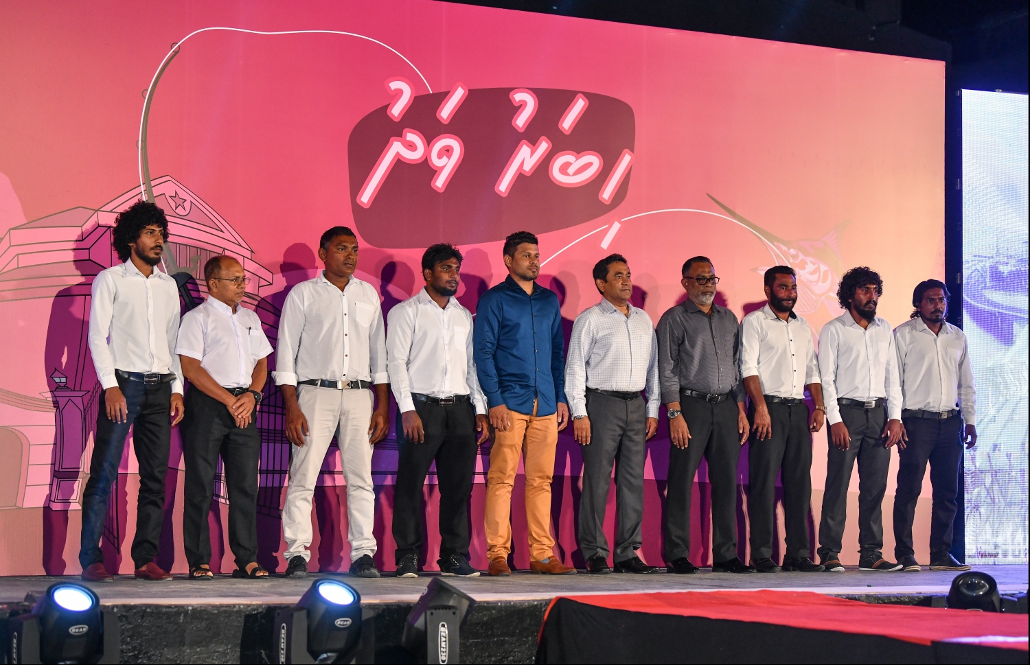 މާލެ: ނޮވެމްބަރު 22، 2019- އިދިކޮޅު ޕީޕީއެމް/ޕީއެންސީން ކާނިވާ ސަރަހައްދުގައި ބޭއްވި ޖަލްސާގައި، ޕީޕީއެމާ ގުޅުނު ބައެއް މީހުން އެ ޕާޓީގެ ރައީސް ޔާމީނާ އެކު ފޮޓޯއެއް ނަގަނީ.---ފޮޓޯ: ހުސައިން ވަހީދު/މިހާރު