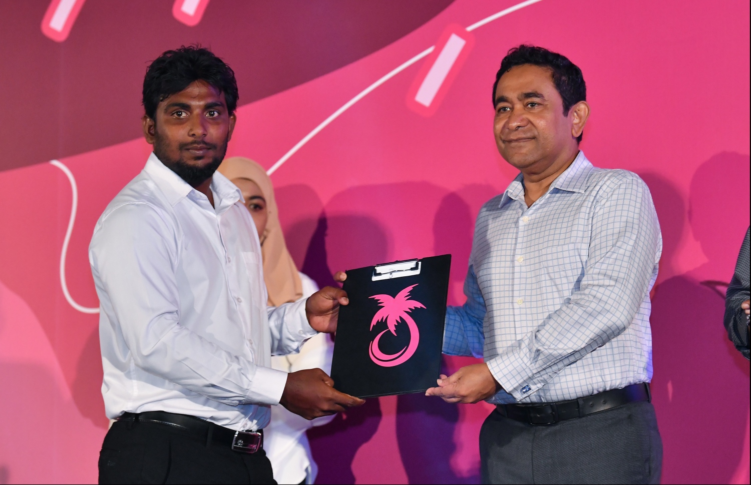 މާލެ: ނޮވެމްބަރު 22، 2019- އިދިކޮޅު ޕީޕީއެމް/ޕީއެންސީން ކާނިވާ ސަރަހައްދުގައި ބޭއްވި ޖަލްސާގައި، ޕީޕީއެމަށް ސޮއިކުރި މީހެއްގެ ފޯމު، އެ ޕާޓީގެ ރައީސް ޔާމީނާ ހަވާލު ކުރަނީ.---ފޮޓޯ: ހުސައިން ވަހީދު/މިހާރު