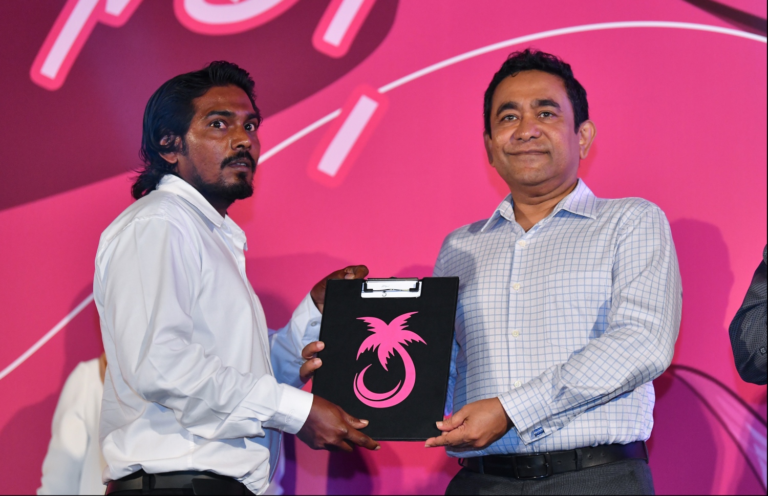 މާލެ: ނޮވެމްބަރު 22، 2019- އިދިކޮޅު ޕީޕީއެމް/ޕީއެންސީން ކާނިވާ ސަރަހައްދުގައި ބޭއްވި ޖަލްސާގައި، ޕީޕީއެމަށް ސޮއިކުރި މީހެއްގެ ފޯމު، އެ ޕާޓީގެ ރައީސް ޔާމީނާ ހަވާލު ކުރަނީ.---ފޮޓޯ: ހުސައިން ވަހީދު/މިހާރު