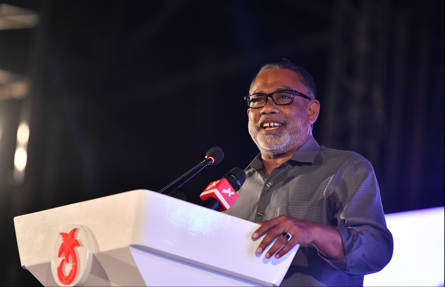 މާލެ: ނޮވެމްބަރު 22، 2019- އިދިކޮޅު ޕީޕީއެމް/ޕީއެންސީން ކާނިވާ ސަރަހައްދުގައި ބޭއްވި ޖަލްސާގައި، ފޮނަދޫ ދާއިރާގެ ކުރީގެ މެމްބަރު، ޕީއެންސީގެ ނައިބު ރައީސް އަބްދުއްރަހީމް އަބްދުﷲ ވާހަކަ ދައްކަވަނީ.---ފޮޓޯ: ހުސައިން ވަހީދު/މިހާރު