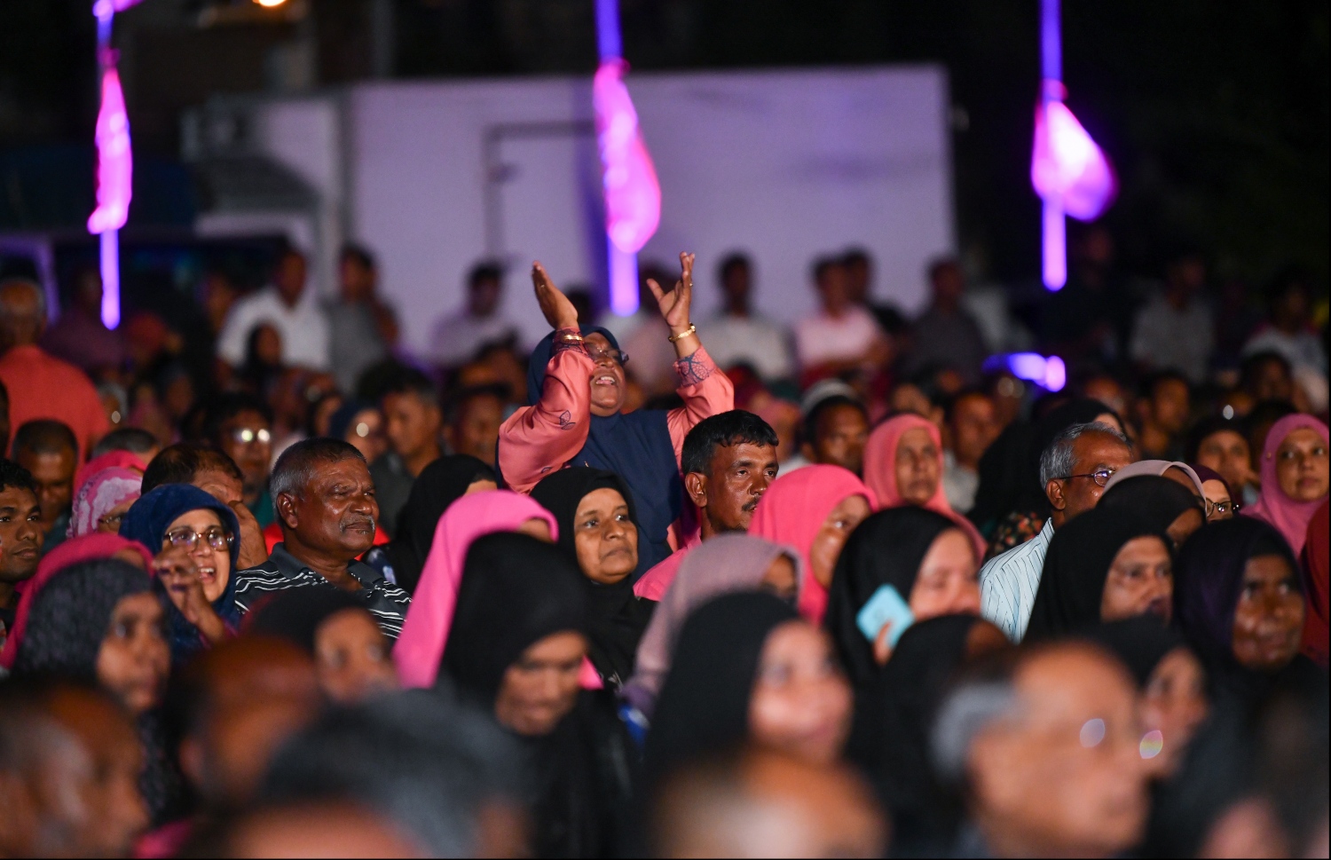 މާލެ: ނޮވެމްބަރު 22، 2019- އިދިކޮޅު ޕީޕީއެމް/ޕީއެންސީން ކާނިވާ ސަރަހައްދުގައި ބޭއްވި ޖަލްސާ އަށް ދިޔަ ބައެއް މީހުން: އެހެން ފަހަރުތަކަށް ވުރެ ގިނަ މީހުން މިރޭގެ ޖަލްސާ އަށް ދިޔަ.---ފޮޓޯ: ހުސައިން ވަހީދު/މިހާރު