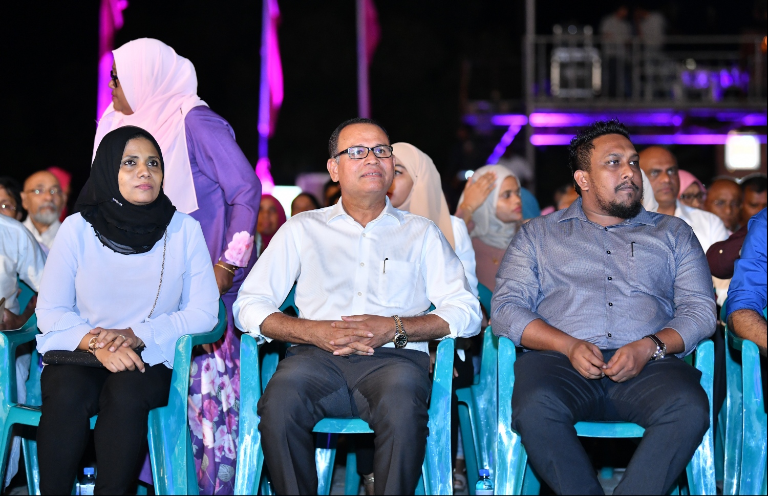 މާލެ: ނޮވެމްބަރު 22، 2019- އިދިކޮޅު ޕީޕީއެމް/ޕީއެންސީން ކާނިވާ ސަރަހައްދުގައި ބޭއްވި ޖަލްސާގައި، ނޮޅިވަރަމް ދާއިރާގެ އަމިއްލަ މެމްބަރު މުހައްމަދު ނަޝީދާއި މަޑުއްވަރީ ދާއިރާގެ މެމްބަރު އާދަމް ޝަރީފާއި އޭނާގެ އަނބިކަނބަލުން ބައިވެރިވެވަޑައިގަންނަވަނީ.---ފޮޓޯ: ހުސައިން ވަހީދު/މިހާރު