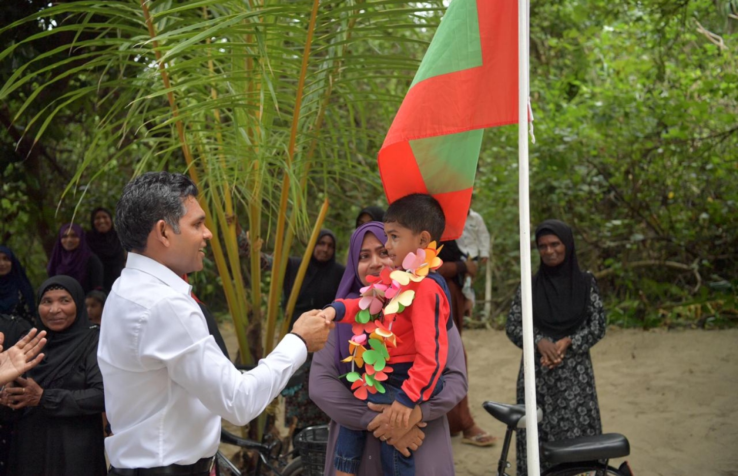 މާހިން، ނައިބު ރައީސްއާއެކު: ބަނދަރު ހަދައިދޭން ކުރިން ނައިބަށް ދެންނެވީ ކުޑަކުޑަ މާހިން-- ފޮޓޯ: ރައީސް އޮފީސް