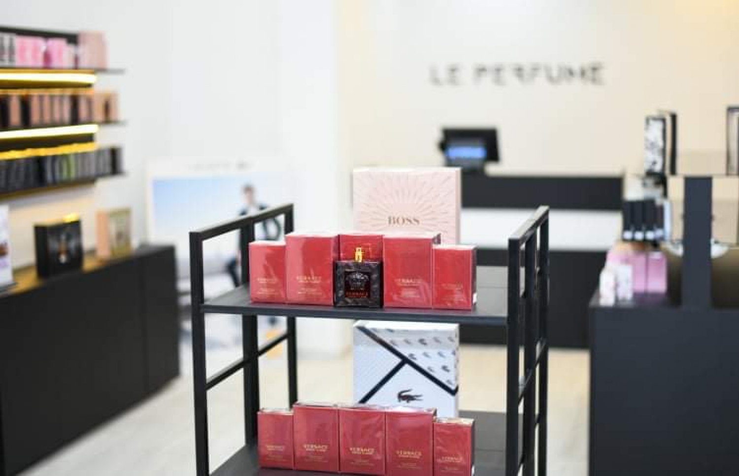 ކްރޮސްރޯޑްސްގައި ހުޅުވި ފިހާރައިން ލިބެން ހުރި ސެންޓް ފުޅިތަކެއް-- ފޮޓޯ: ކްރޮސްރޯޑްސް