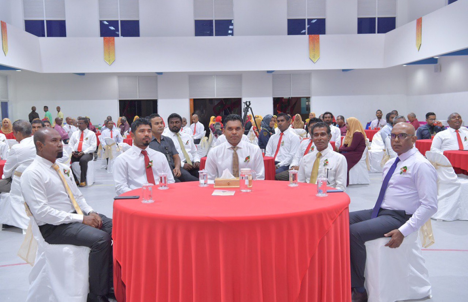 ހއ. އަތޮޅު ކައުންސިލުން ބޭއްވި އިނާމް ދިނުމުގެ ރަސްމިއްޔާތުގައި ނައިބު ރައީސާއި މިނިސްޓަރު ސަމީރު އަދި އިސްވެރިން ބައިވެރިވެވަޑައިގަންނަވަނީ. -- ފޮޓޯ: ރައީސް އޮފީސް