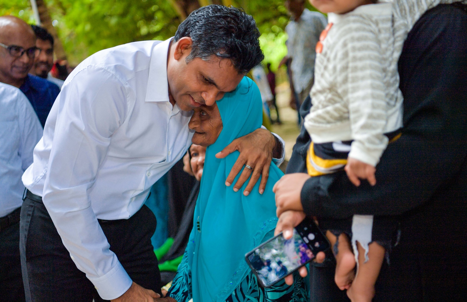 ހއ. މޮޅަދޫ: ނޮވެމްބަރު 23، 2019: ނައިބު ރައީސް ފައިސަލް ނަސީމް ހއ. ގެ ބައެއް ރަށް ރަށަށް ކުރައްވާ ދަތުރުފުޅުގައި ހއ. މޮޅަދޫން އެމަނިކުފާނަށް މަރުހަބާ ދަންނަވަނީ.-- ފޮޓޯ: ރައީސް އޮފީސް