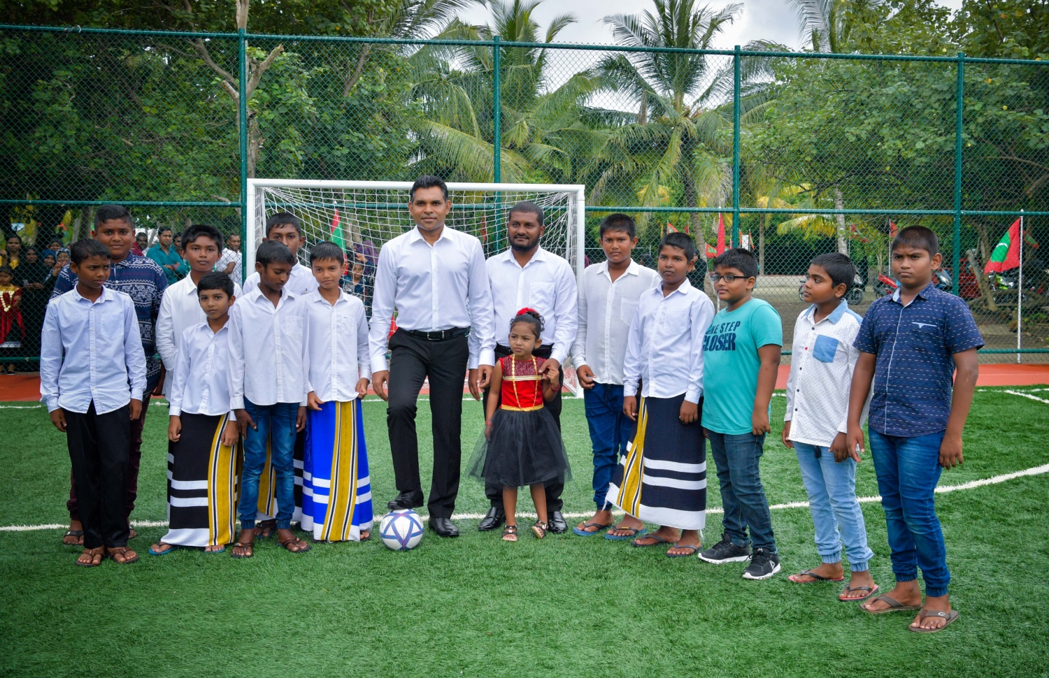 ހއ. މޮޅަދޫ: ނޮވެމްބަރު 23، 2019: ނައިބު ރައީސް ފައިސަލް ނަސީމް ހއ. ގެ ބައެއް ރަށް ރަށަށް ކުރައްވާ ދަތުރުފުޅުގައި ހއ. މޮޅަދޫގެ ފުޓުސަލް ދަނޑު ރަސްމީކޮށް ހުޅުވާ ދެއްވުމަށްފަހު، ބައެއް ކުޑަކުދިންނާއެކު ފޮޓޯއަކަށް ހުއްޓިގެން.-- ފޮޓޯ: ރައީސް އޮފީސް