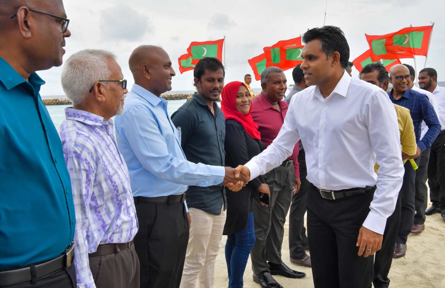 ހއ. ދިއްދޫ: ނޮވެމްބަރު 23، 2019: ނައިބު ރައީސް ފައިސަލް ނަސީމް ހއ. ގެ ބައެއް ރަށް ރަށަށް ކުރައްވާ ދަތުރުފުޅުގައި، ހއ. ދިއްދޫން އެމަނިކުފާނަށް މަރުހަބާ ދަންނަވަނީ.-- ފޮޓޯ: ރައީސް އޮފީސް