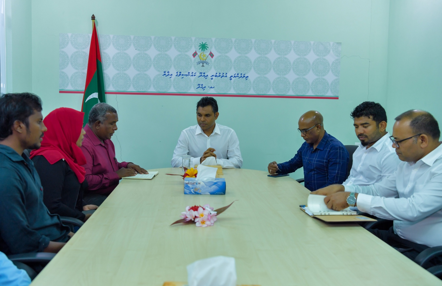 ހއ. ދިއްދޫ: ނޮވެމްބަރު 23، 2019: ނައިބު ރައީސް ފައިސަލް ނަސީމް ހއ. ގެ ބައެއް ރަށް ރަށަށް ކުރައްވާ ދަތުރުފުޅުގައި ހއ. ދިއްދޫ ކައުންސިލަރުންނާ ބައްދަލު ކުރައްވަނީ.-- ފޮޓޯ: ރައީސް އޮފީސް