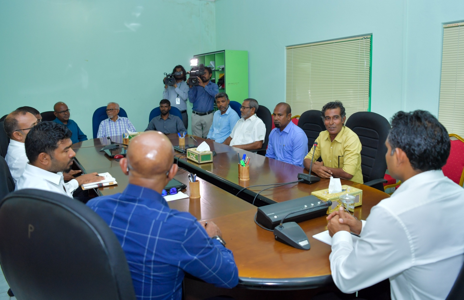 ހއ. ދިއްދޫ: ނޮވެމްބަރު 23، 2019: ނައިބު ރައީސް ފައިސަލް ނަސީމް ހއ. ގެ ބައެއް ރަށް ރަށަށް ކުރައްވާ ދަތުރުފުޅުގައި ހއ. އަތޮޅު ކައުންސިލްގެ މެމްބަރުންނާ ބައްދަލު ކުރައްވަނީ.-- ފޮޓޯ: ރައީސް އޮފީސް