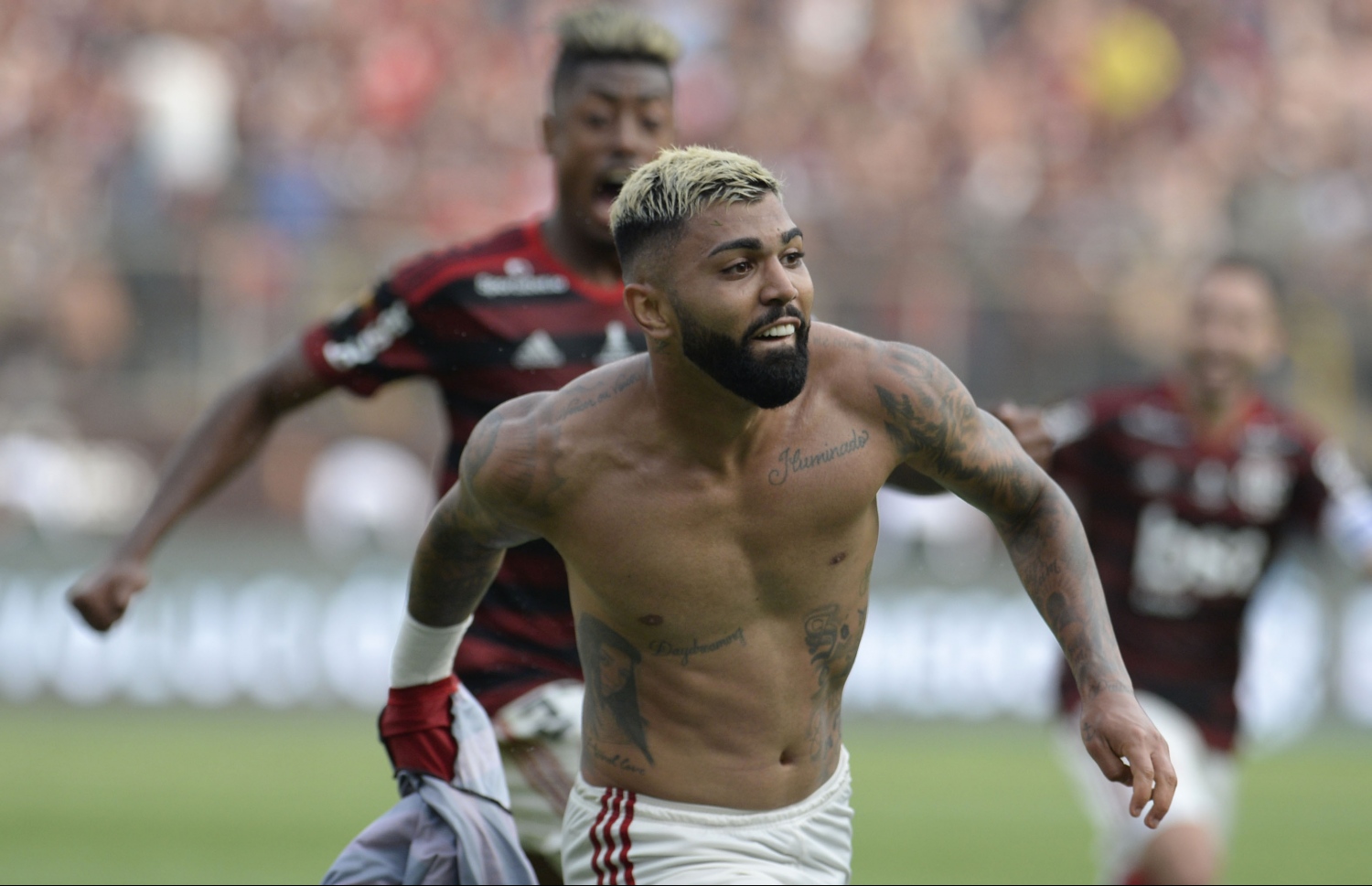 ފްލަމެންގޯގެ ފަހު ގޯލު ޖެހުމަށް ފަހު ބާބޯސާ އުފާފާޅުކުރަނީ. -- ފޮޓޯ: އޭއެފްޕީ