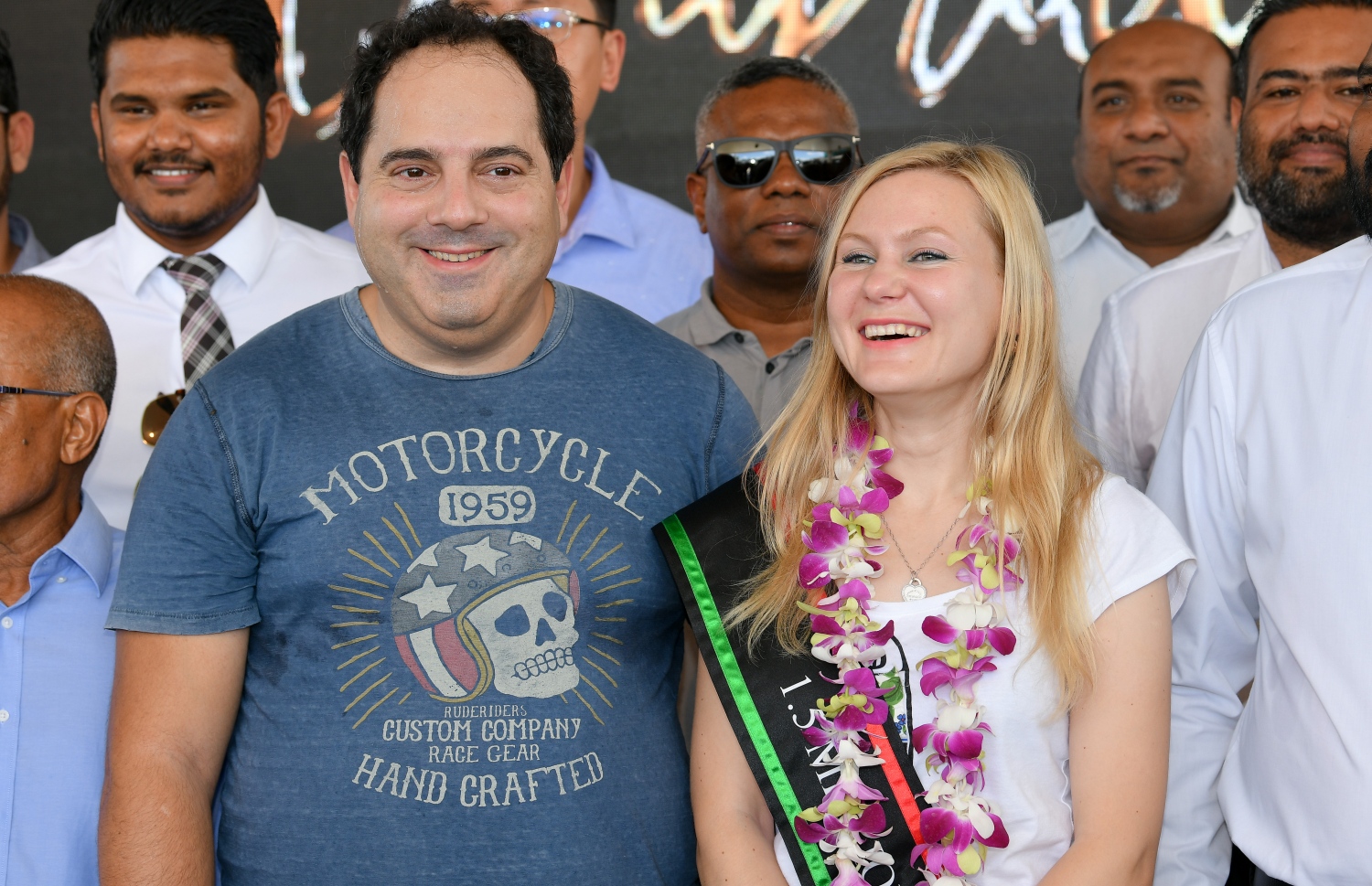 ހުޅުލެ، ވެލާނާ އިންޓަނޭޝަނަލް އެއާޕޯޓު: ނޮވެމްބަރު 24، 2019: ރާއްޖޭގެ ތާރީޚުގައި ފުރަތަމަ ފަހަރަށް އަހަރެއްގެ ތެރޭގައި އައި ޓޫރިސްޓުންގެ އަދަދު ދޮޅު މިލިއަނަށް އެރުމާއި ގުޅިގެން، އެކަން ފާހަގަ ކުރުމަށް ބޭއްވި ހަފުލާގައި 1.5 މިލިއަން ވަނަ ޓޫރިސްޓަކަށް ވި ރަޝިއާގެ އަންހެނެއް ކަމަށް ވާ މަރީނާ ކަޒަކޯވާ އޭނާގެ ފިރިމީހާއާއެކު.-- ފޮޓޯ: ނިޝާން އަލީ /މިހާރު