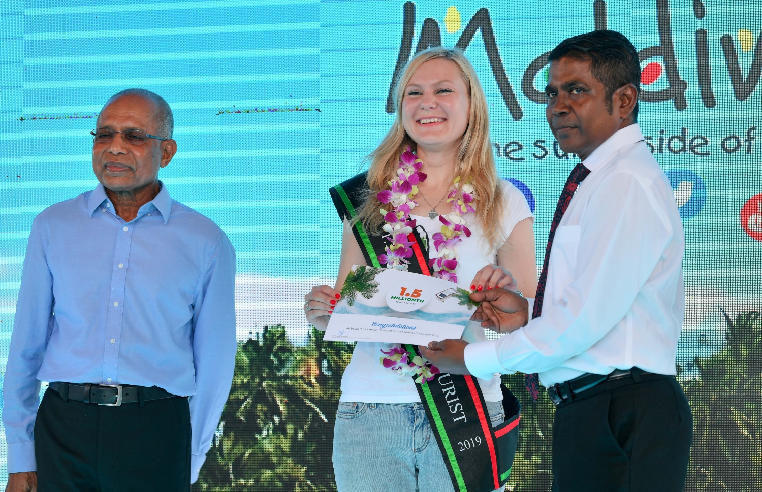 ހުޅުލެ، ވެލާނާ އިންޓަނޭޝަނަލް އެއާޕޯޓު: ނޮވެމްބަރު 24، 2019: ރާއްޖޭގެ ތާރީޚުގައި ފުރަތަމަ ފަހަރަށް އަހަރެއްގެ ތެރޭގައި އައި ޓޫރިސްޓުންގެ އަދަދު ދޮޅު މިލިއަނަށް އެރުމާއި ގުޅިގެން، އެކަން ފާހަގަ ކުރުމަށް ބޭއްވި ހަފުލާގައި 1.5 މިލިއަން ވަނަ ޓޫރިސްޓަކަށް ވި ރަޝިއާގެ އަންހެނެއް ކަމަށް ވާ މަރީނާ ކަޒަކޯވާ އަށް ދޮޅު މިލިއަން ވަނަ ޓޫރިސްޓުގެ ލިޔުން ހަވާލުކުރަނީ.-- ފޮޓޯ: ނިޝާން އަލީ /މިހާރު