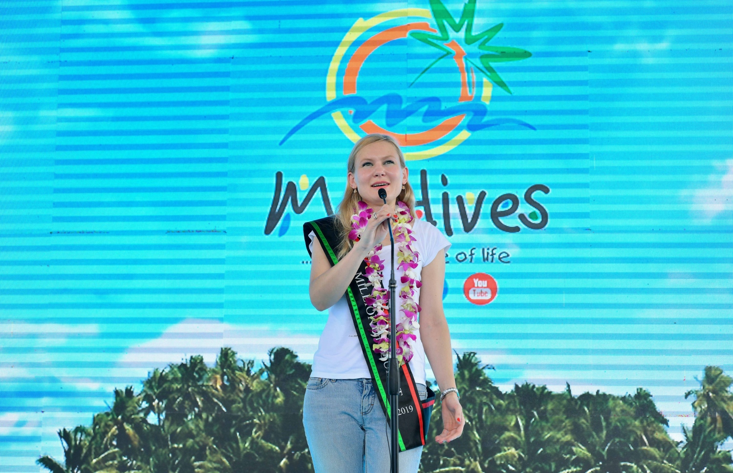 ހުޅުލެ، ވެލާނާ އިންޓަނޭޝަނަލް އެއާޕޯޓު: ނޮވެމްބަރު 24، 2019: ރާއްޖޭގެ ތާރީޚުގައި ފުރަތަމަ ފަހަރަށް އަހަރެއްގެ ތެރޭގައި އައި ޓޫރިސްޓުންގެ އަދަދު ދޮޅު މިލިއަނަށް އެރުމާއި ގުޅިގެން، އެކަން ފާހަގަ ކުރުމަށް ބޭއްވި ހަފުލާގައި 1.5 މިލިއަން ވަނަ ޓޫރިސްޓަކަށް ވި ރަޝިއާގެ އަންހެނެއް ކަމަށް ވާ މަރީނާ ކަޒަކޯވާ ވާހަކަ ދައްކަނީ.-- ފޮޓޯ: ނިޝާން އަލީ /މިހާރު