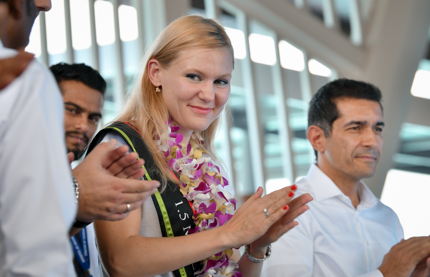 ހުޅުލެ، ވެލާނާ އިންޓަނޭޝަނަލް އެއާޕޯޓު: ނޮވެމްބަރު 24، 2019: ރާއްޖޭގެ ތާރީޚުގައި ފުރަތަމަ ފަހަރަށް އަހަރެއްގެ ތެރޭގައި އައި ޓޫރިސްޓުންގެ އަދަދު ދޮޅު މިލިއަނަށް އެރުމާއި ގުޅިގެން، އެކަން ފާހަގަ ކުރުމަށް ބޭއްވި ހަފުލާގައި 1.5 މިލިއަން ވަނަ ޓޫރިސްޓަކަށް ވި ރަޝިއާގެ އަންހެނެއް ކަމަށް ވާ މަރީނާ ކަޒަކޯވާ ބައިވެރިވަނީ.-- ފޮޓޯ: ނިޝާން އަލީ /މިހާރު