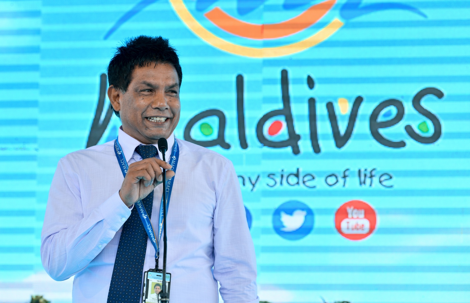 ހުޅުލެ، ވެލާނާ އިންޓަނޭޝަނަލް އެއާޕޯޓު: ނޮވެމްބަރު 24، 2019: ރާއްޖޭގެ ތާރީޚުގައި ފުރަތަމަ ފަހަރަށް އަހަރެއްގެ ތެރޭގައި އައި ޓޫރިސްޓުންގެ އަދަދު ދޮޅު މިލިއަނަށް އެރުމާއި ގުޅިގެން، އެކަން ފާހަގަ ކުރުމަށް ބޭއްވި ހަފުލާގައި އެމްއޭސީއެލްގެ އެކްޓިން މެނޭޖިން ޑިރެކްޓަރު މޫސާ ސޯލިހު ވާހަކަ ދައްކަވަނީ.-- ފޮޓޯ: ނިޝާން އަލީ /މިހާރު