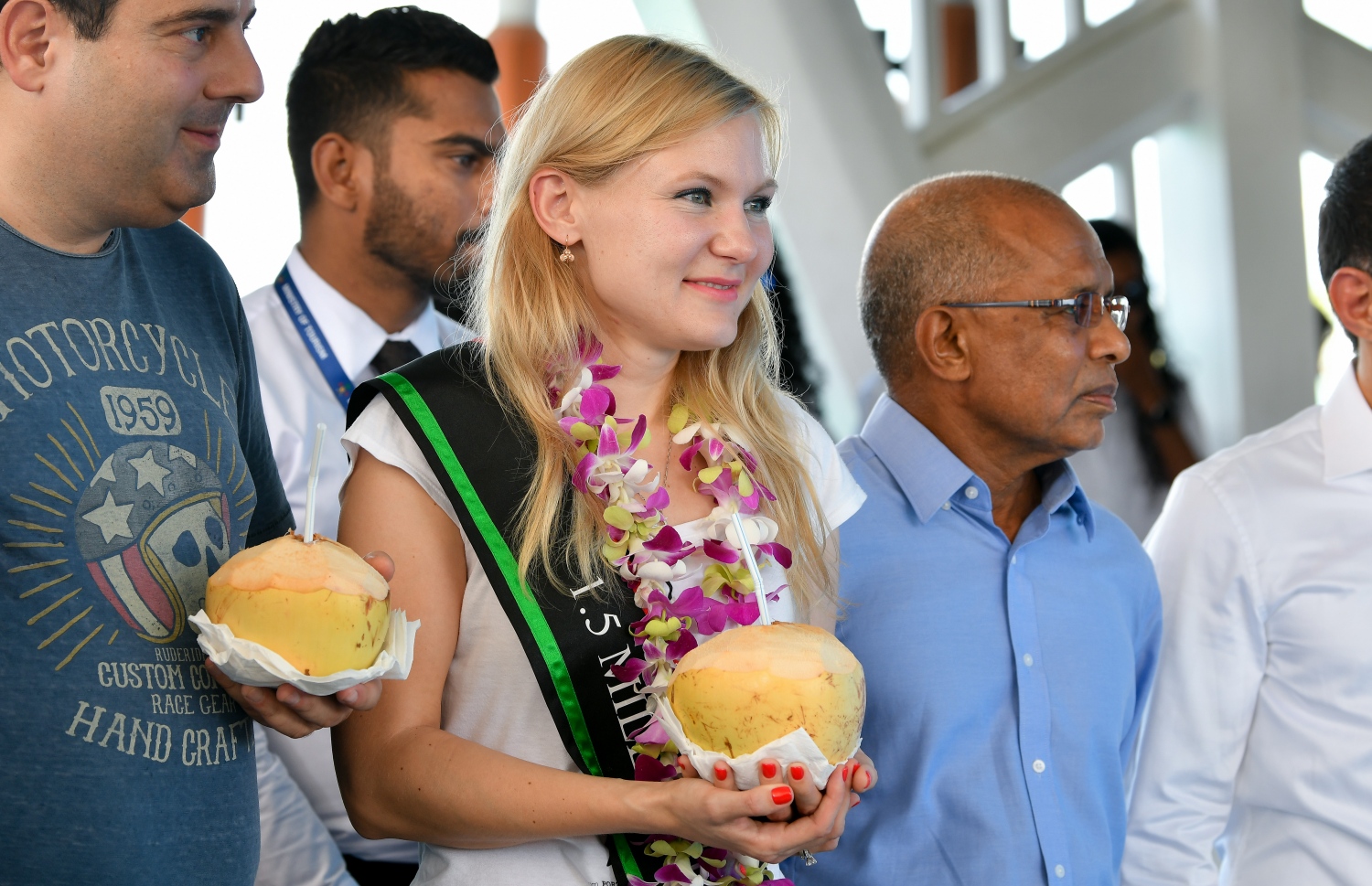 ހުޅުލެ، ވެލާނާ އިންޓަނޭޝަނަލް އެއާޕޯޓު: ނޮވެމްބަރު 24، 2019: ރާއްޖޭގެ ތާރީޚުގައި ފުރަތަމަ ފަހަރަށް އަހަރެއްގެ ތެރޭގައި އައި ޓޫރިސްޓުންގެ އަދަދު ދޮޅު މިލިއަނަށް އެރުމާއި ގުޅިގެން، އެކަން ފާހަގަ ކުރުމަށް ބޭއްވި ހަފުލާގައި 1.5 މިލިއަން ވަނަ ޓޫރިސްޓަކަށް ވި ރަޝިއާގެ އަންހެނެއް ކަމަށް ވާ މަރީނާ ކަޒަކޯވާ އޭނާގެ ފިރިމީހާއެކު.-- ފޮޓޯ: ނިޝާން އަލީ /މިހާރު