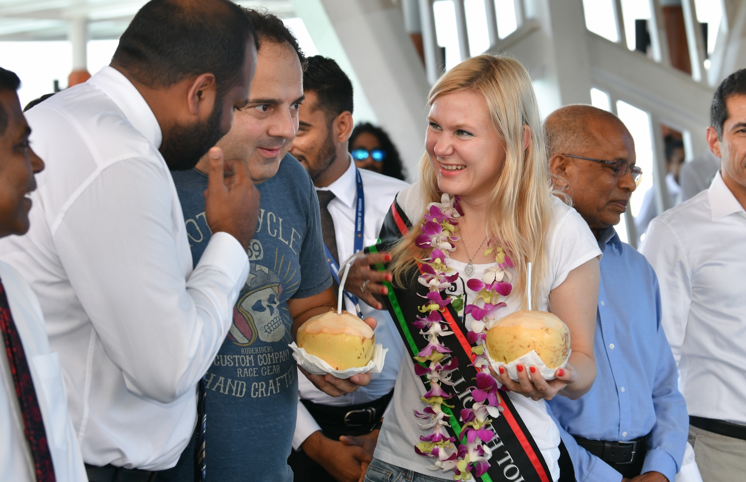 ހުޅުލެ، ވެލާނާ އިންޓަނޭޝަނަލް އެއާޕޯޓު: ނޮވެމްބަރު 24، 2019: ރާއްޖޭގެ ތާރީޚުގައި ފުރަތަމަ ފަހަރަށް އަހަރެއްގެ ތެރޭގައި އައި ޓޫރިސްޓުންގެ އަދަދު ދޮޅު މިލިއަނަށް އެރުމުން، ދޮޅު މިލިއަން ވަނަ ޓޫރިސްޓަކަށް ވި ރަޝިއާގެ އަންހެނެއް ކަމަށް ވާ މަރީނާ ކަޒަކޯވާ، ޓޫރިޒަމް މިނިސްޓަރު އަލީ ވަހީދާ ވާހަކަ ދައްކަވަނީ.-- ފޮޓޯ: ނިޝާން އަލީ /މިހާރު