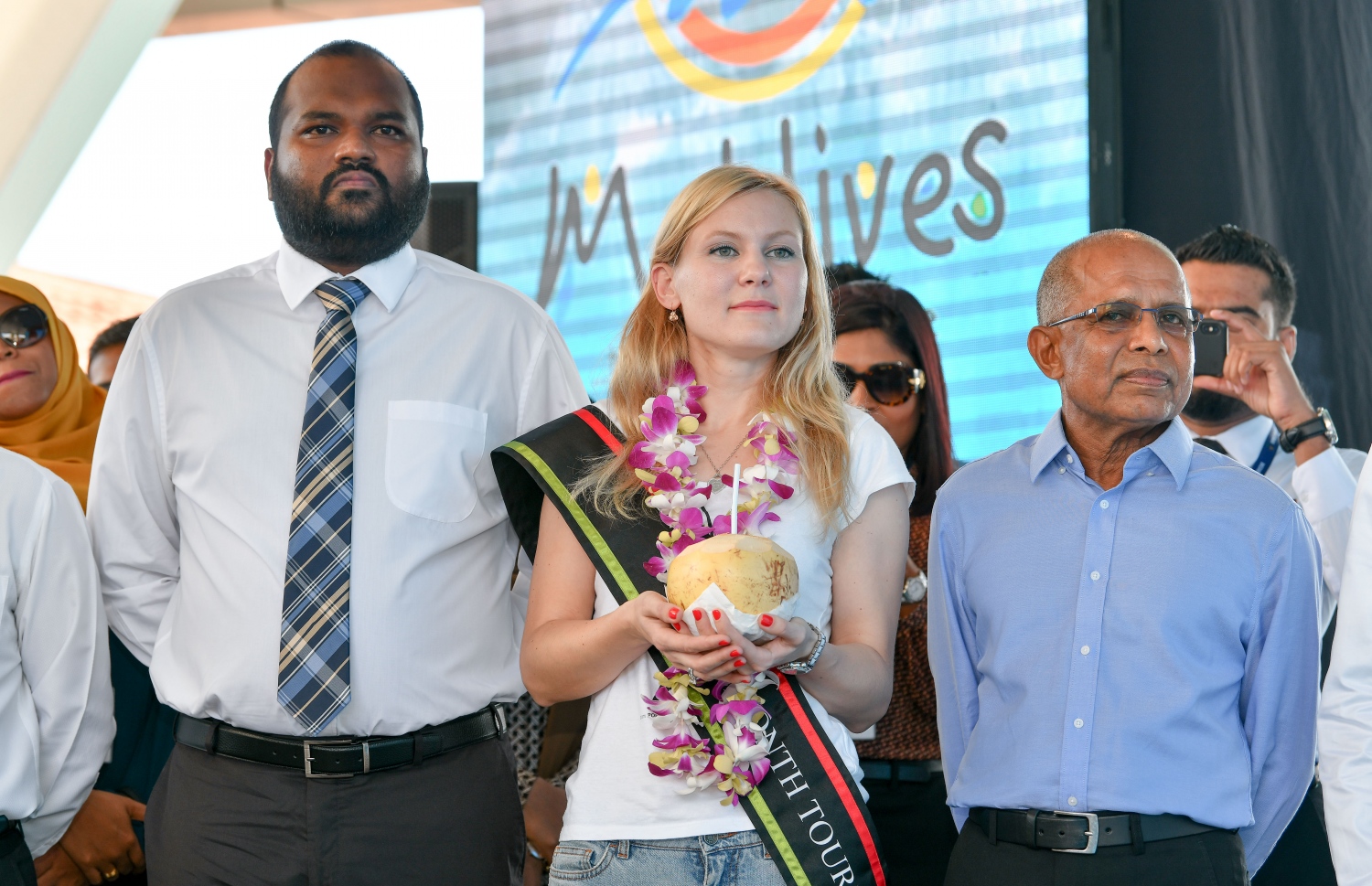 ހުޅުލެ، ވެލާނާ އިންޓަނޭޝަނަލް އެއާޕޯޓު: ނޮވެމްބަރު 24، 2019: ރާއްޖޭގެ ތާރީޚުގައި ފުރަތަމަ ފަހަރަށް އަހަރެއްގެ ތެރޭގައި އައި ޓޫރިސްޓުންގެ އަދަދު ދޮޅު މިލިއަނަށް އެރުމާއި ގުޅިގެން، އެކަން ފާހަގަ ކުރުމަށް ބޭއްވި ހަފުލާގައި 1.5 މިލިއަން ވަނަ ޓޫރިސްޓަކަށް ވި ރަޝިއާގެ އަންހެނެއް ކަމަށް ވާ މަރީނާ ކަޒަކޯވާ.-- ފޮޓޯ: ނިޝާން އަލީ /މިހާރު